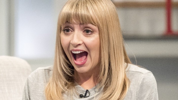 Supermum Lisa expresses milk on set | Lorraine