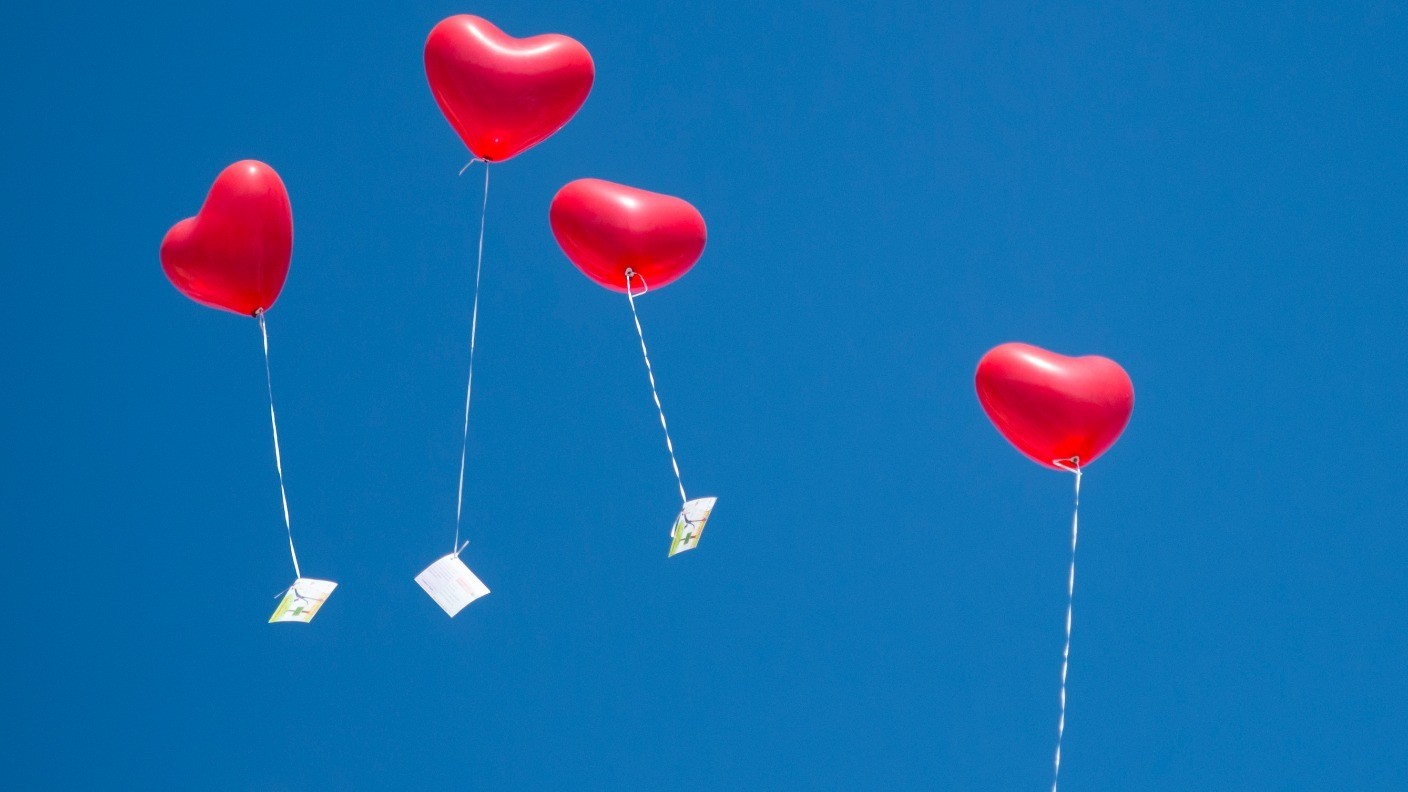 Воздушный шарик улетает. Отпускаю воздушный шар. Воздушный шарик улетает. Как отпустить шарики. Шарик улетел.