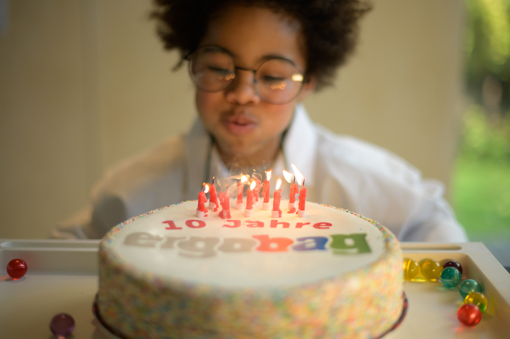 Blogheader 10 Jahre ergobag Junge mit Torte 