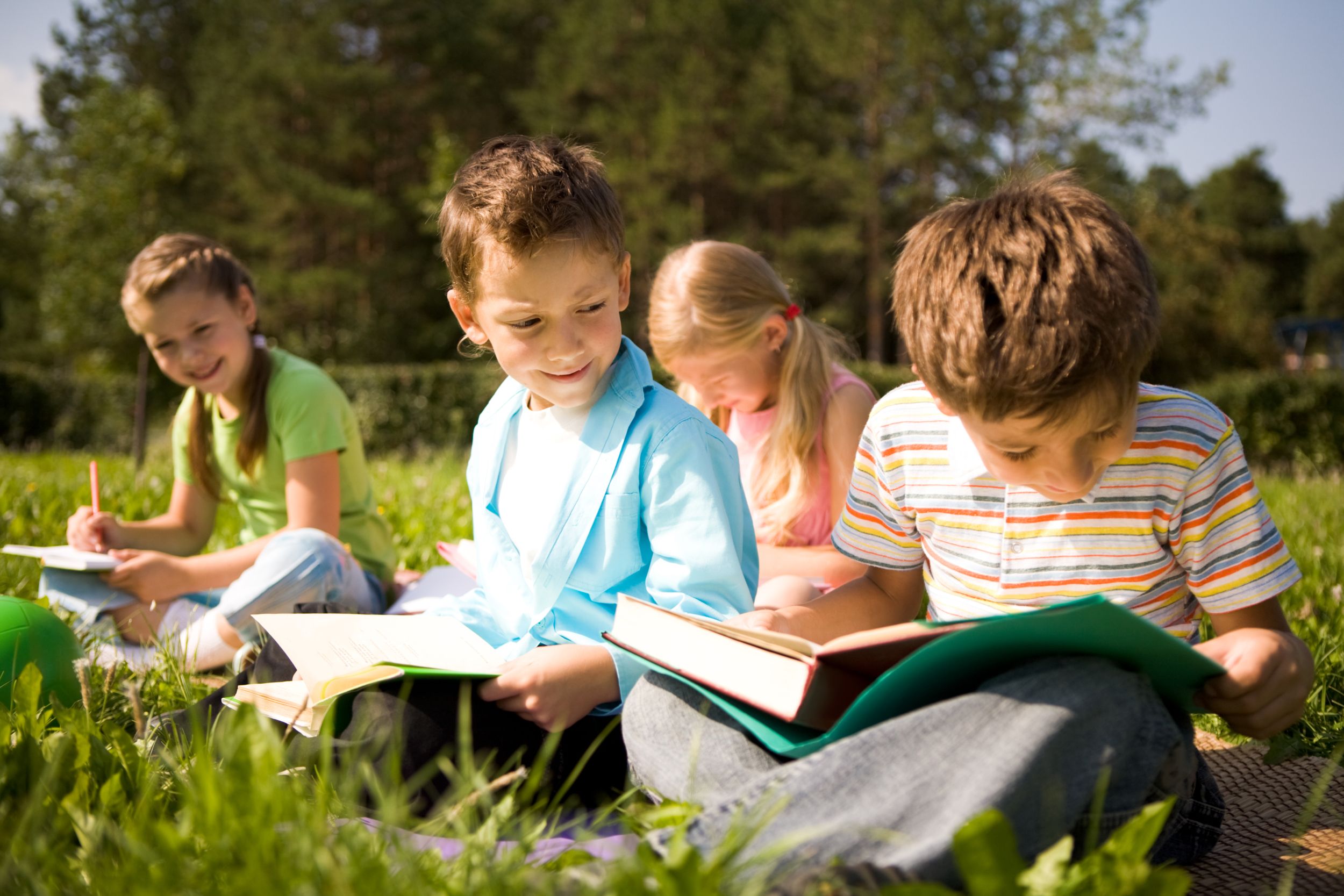 kinder-lesen-draußen