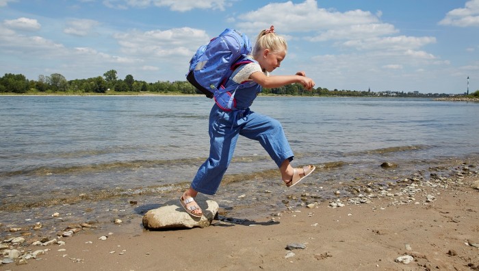 ergobag-maedchen-am-strand-springt-bärzaubernd