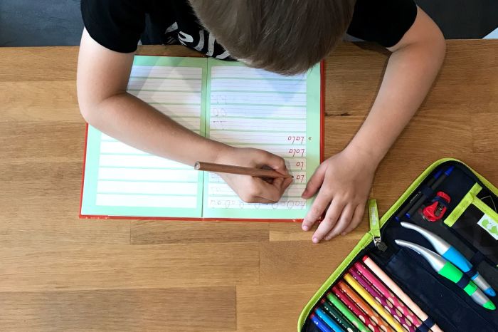 junge-klassenarbeit