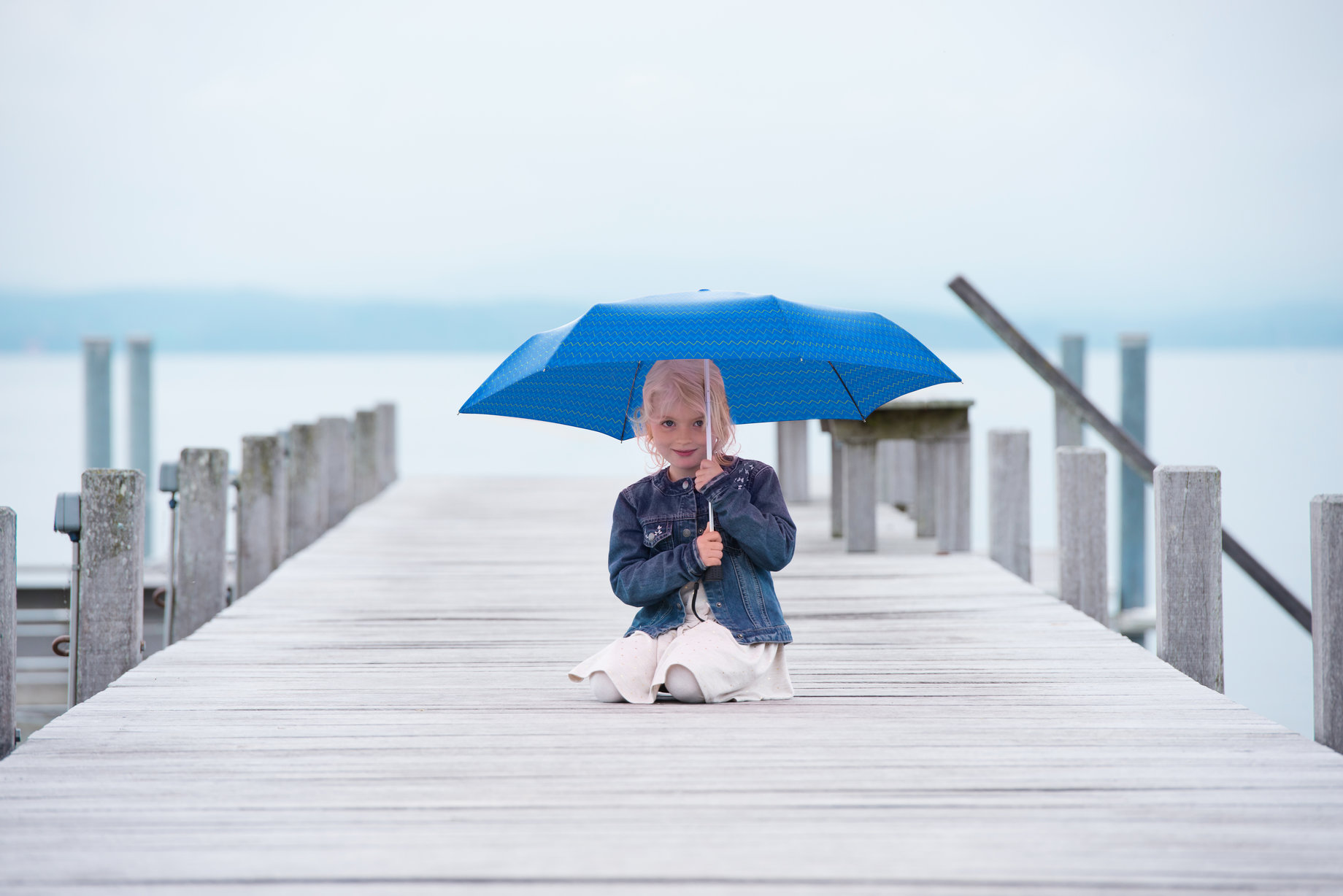 ergobag-blogbeitrag-mädchen-mit-blauem-regenschirm-von vorn
