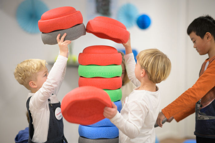 ergobag-gastbeitrag-kinder-spielen-mit-stapelsteinen