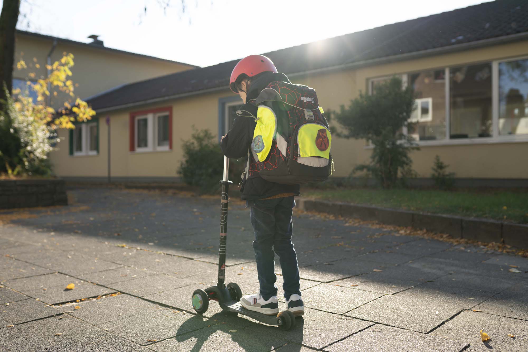 ergobag Blogheader perfekter Schulranzen für Eure Kids_Junge mit Roller