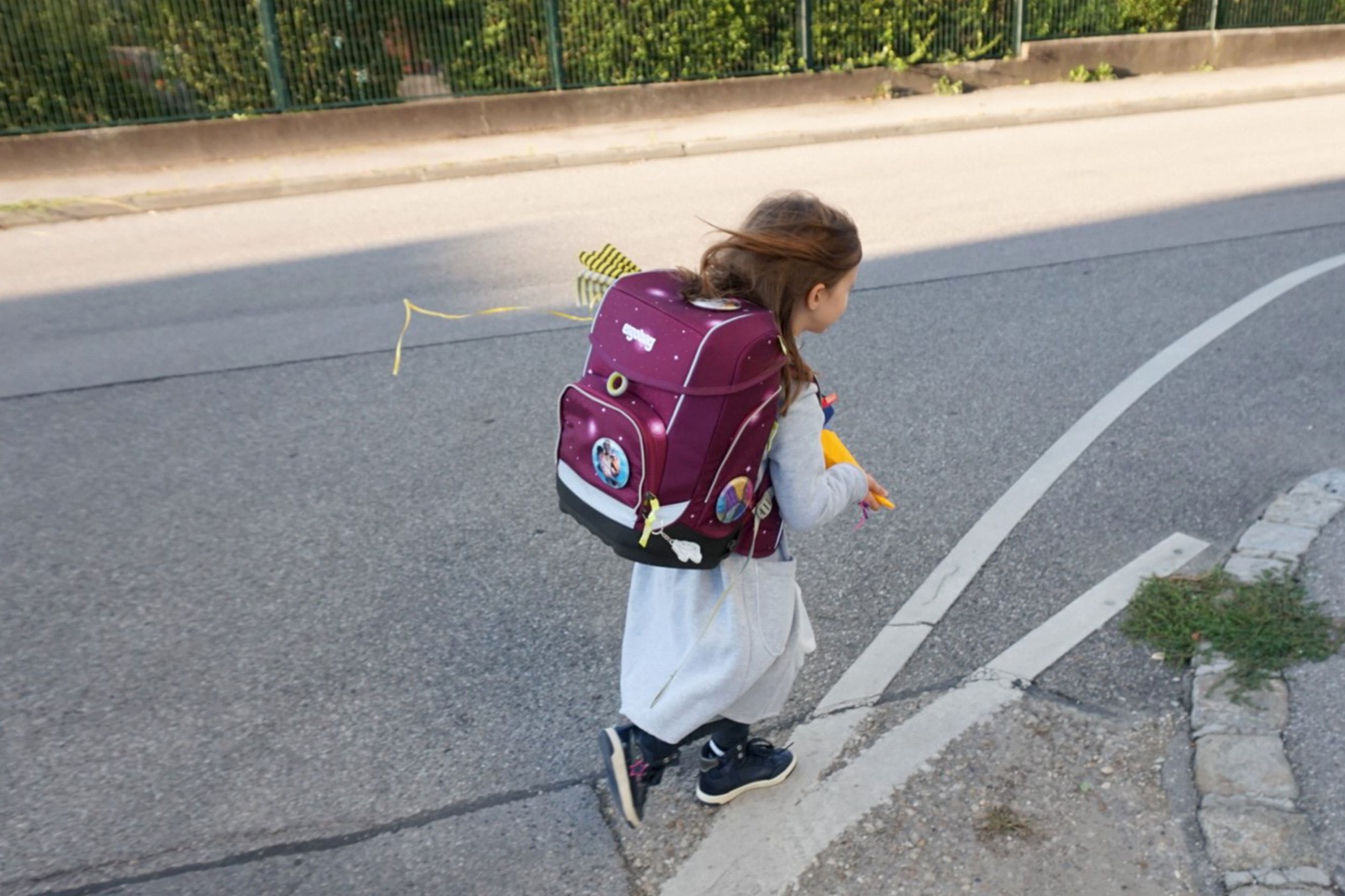 ergobag-girl-way-to-school