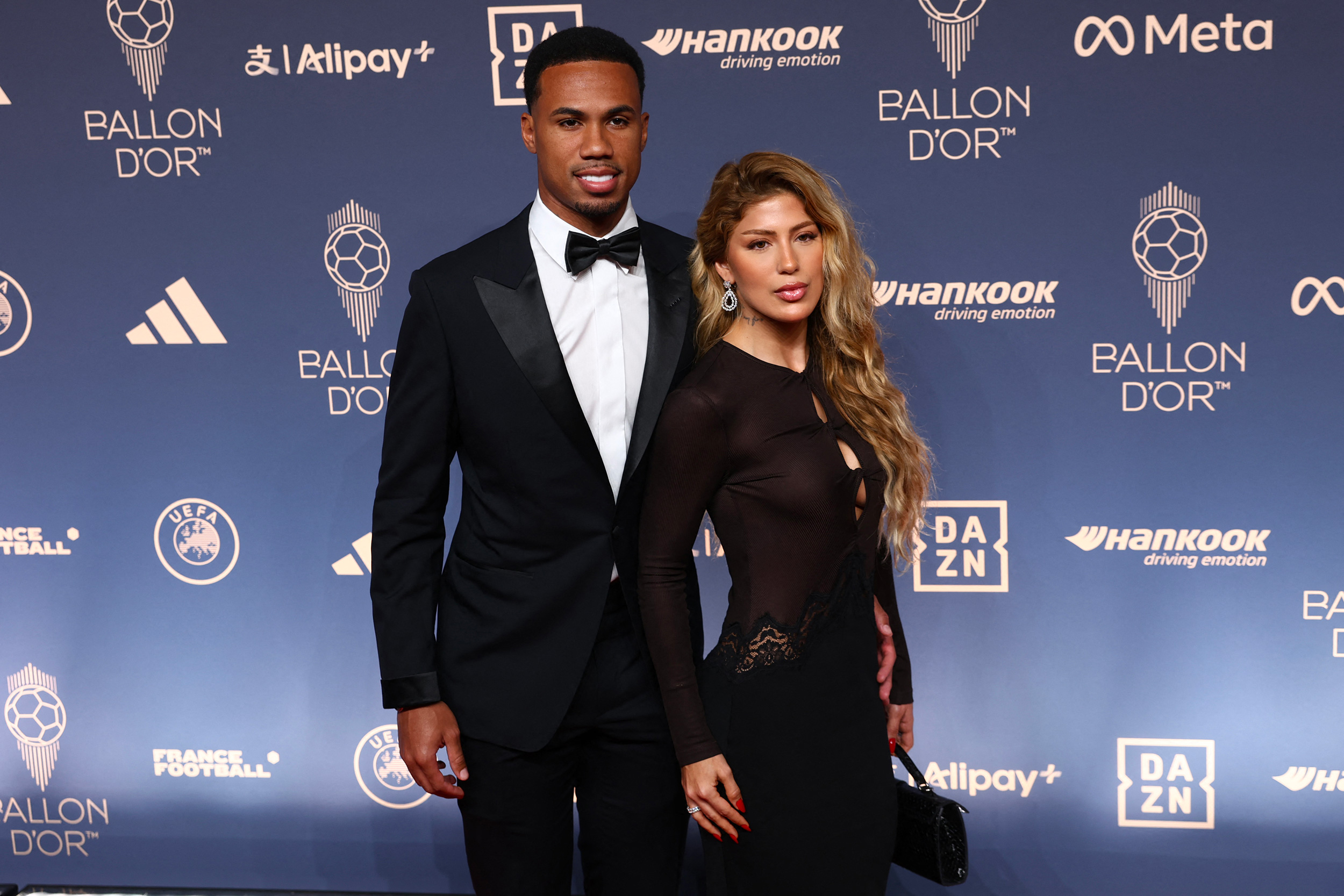 Le défenseur brésilien d’Arsenal Gabriel et son épouse Gabrielle posent à leur arrivée pour assister à la cérémonie de remise du Ballon d’or France Football 2026 au Palladium Theatre à Londres, le 26 octobre 2026.