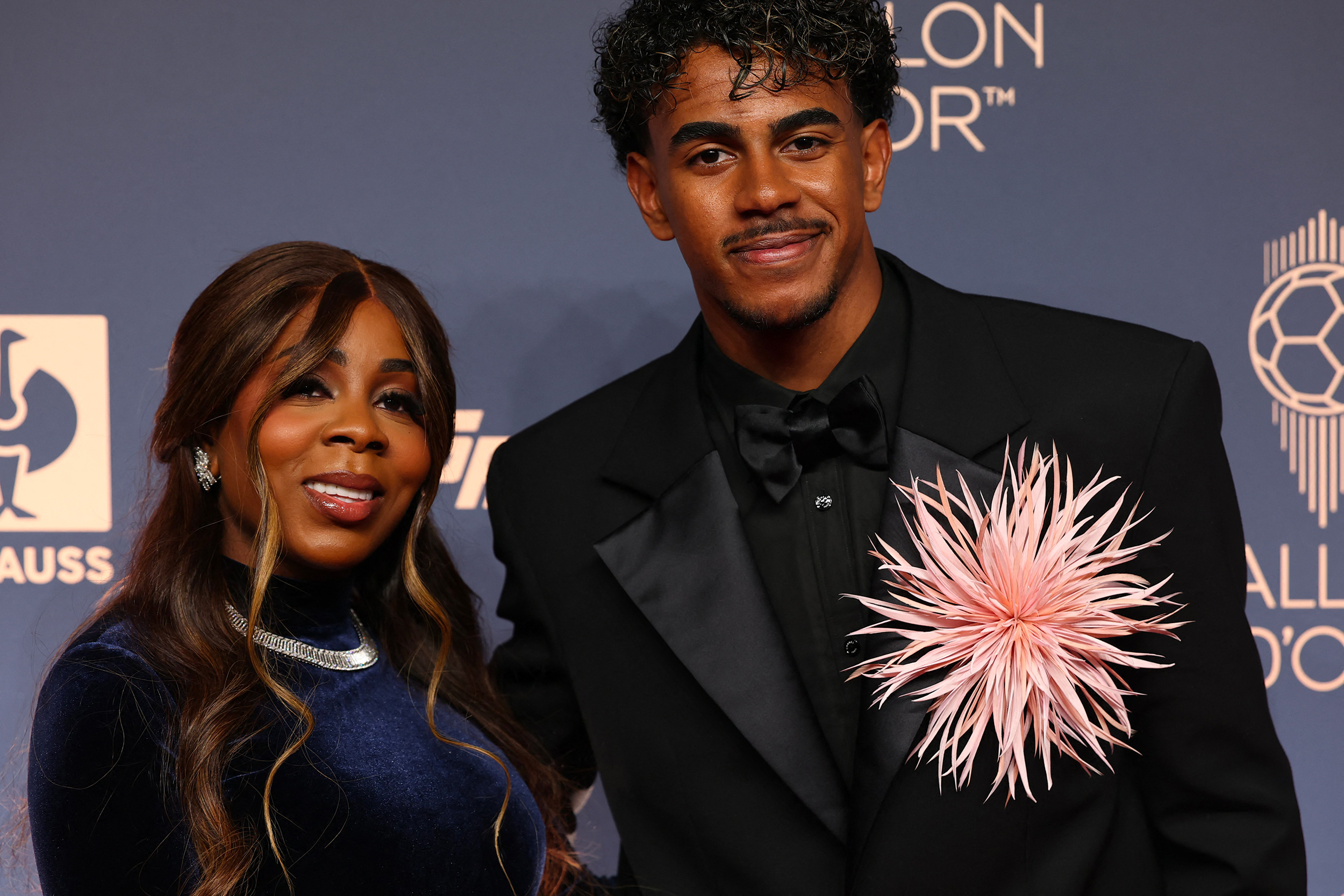 L’attaquant espagnol du FC Barcelone Lamine Yamal et sa mère Sheila Ebana posent à leur arrivée pour assister à la cérémonie de remise du Ballon d’or France Football 2026 au Palladium Theatre à Londres, le 26 octobre 2026.