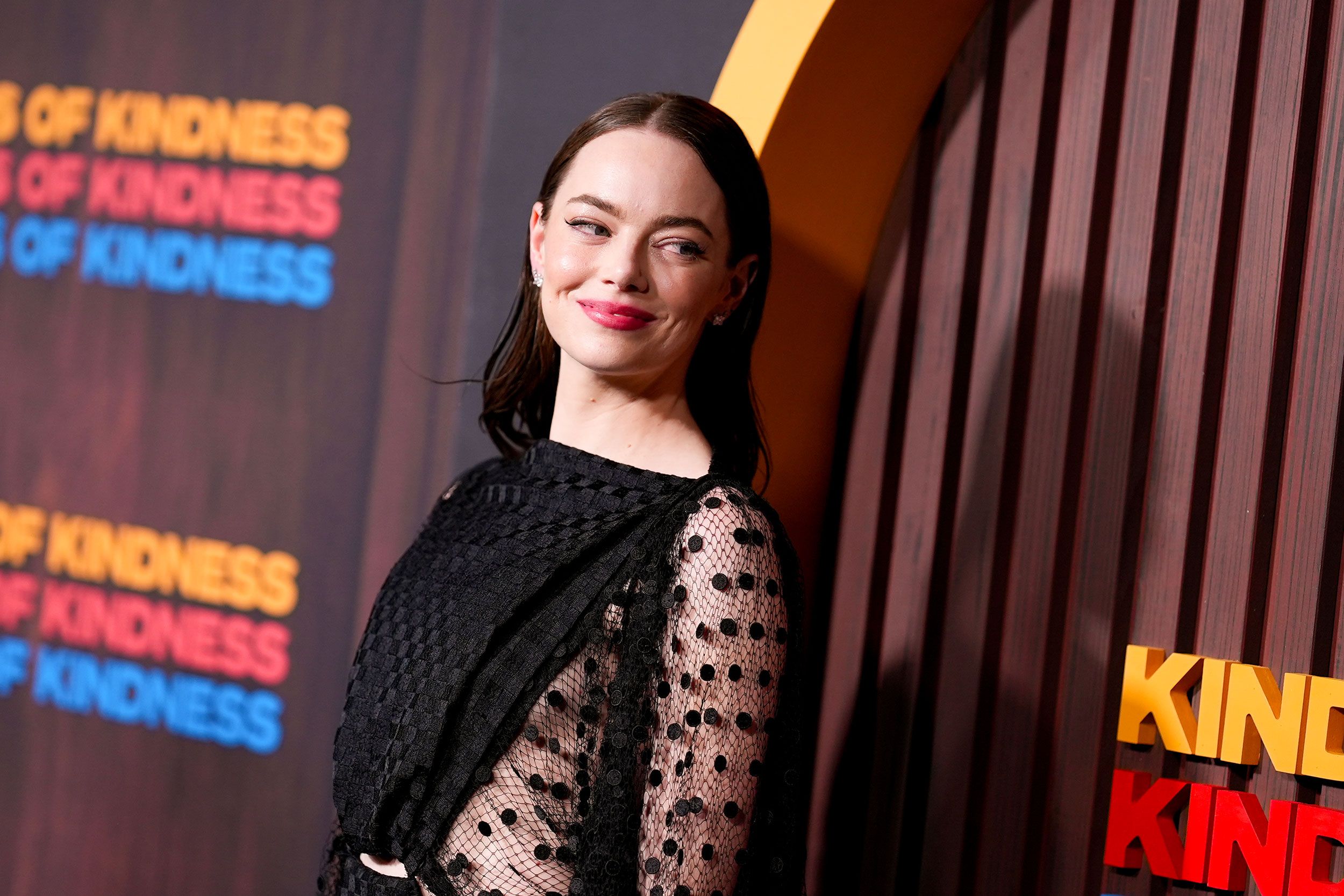 Emma Stone Modelling Emma Stone ose la transparence pour sa sortie à New York