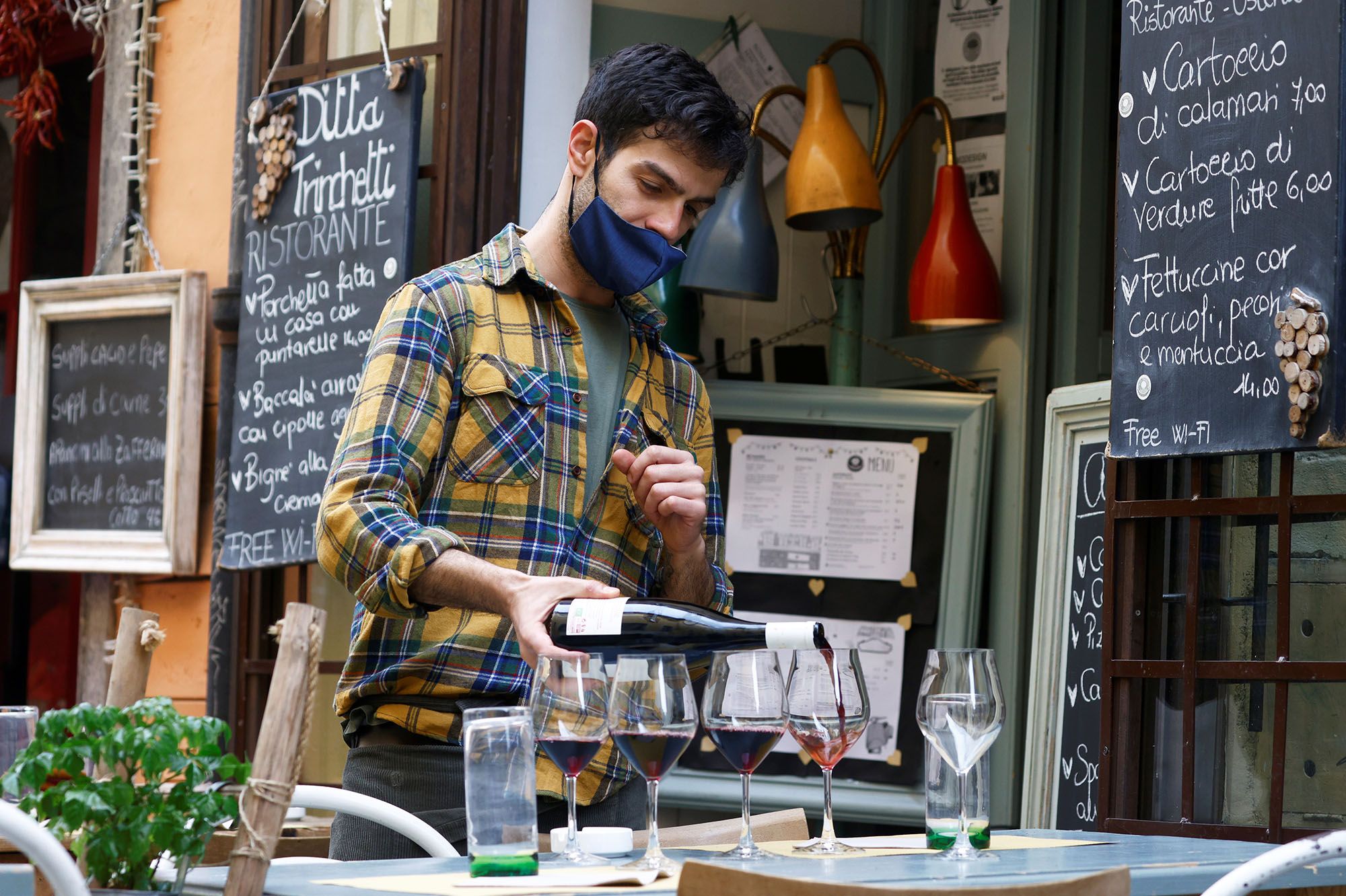 Covid-19: l'Italie rouvre ses bars, ses restaurants et même le Colisée ...