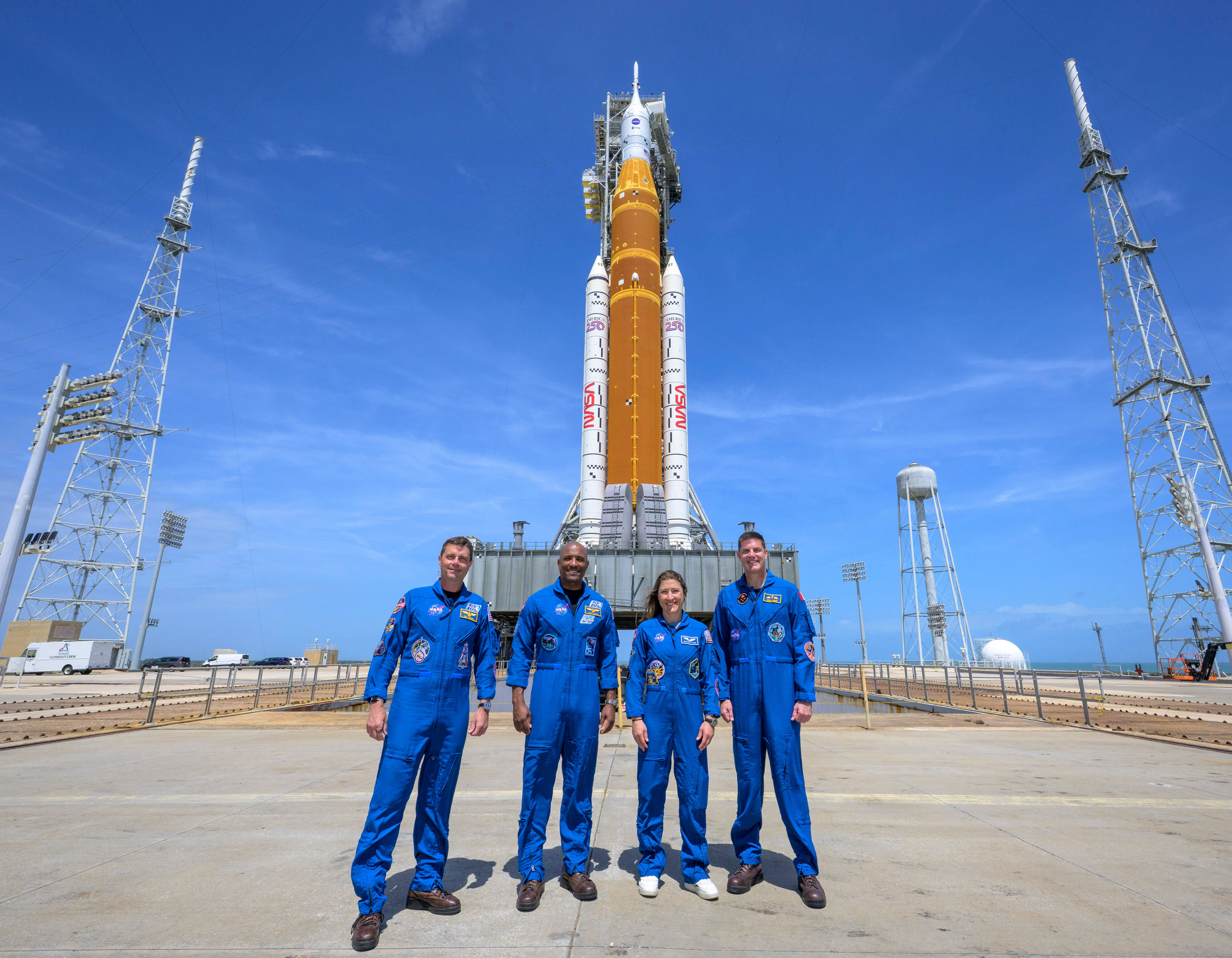 Direction la Lune : 50 ans après Apollo, la mission Artemis II envoie ...