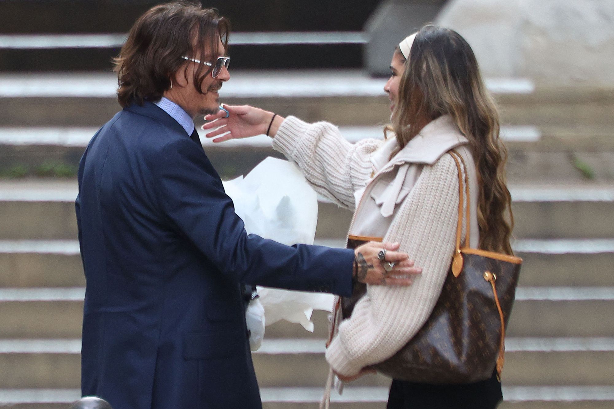 Johnny Depp reçoit des fleurs d'une jeune femme au tribunal