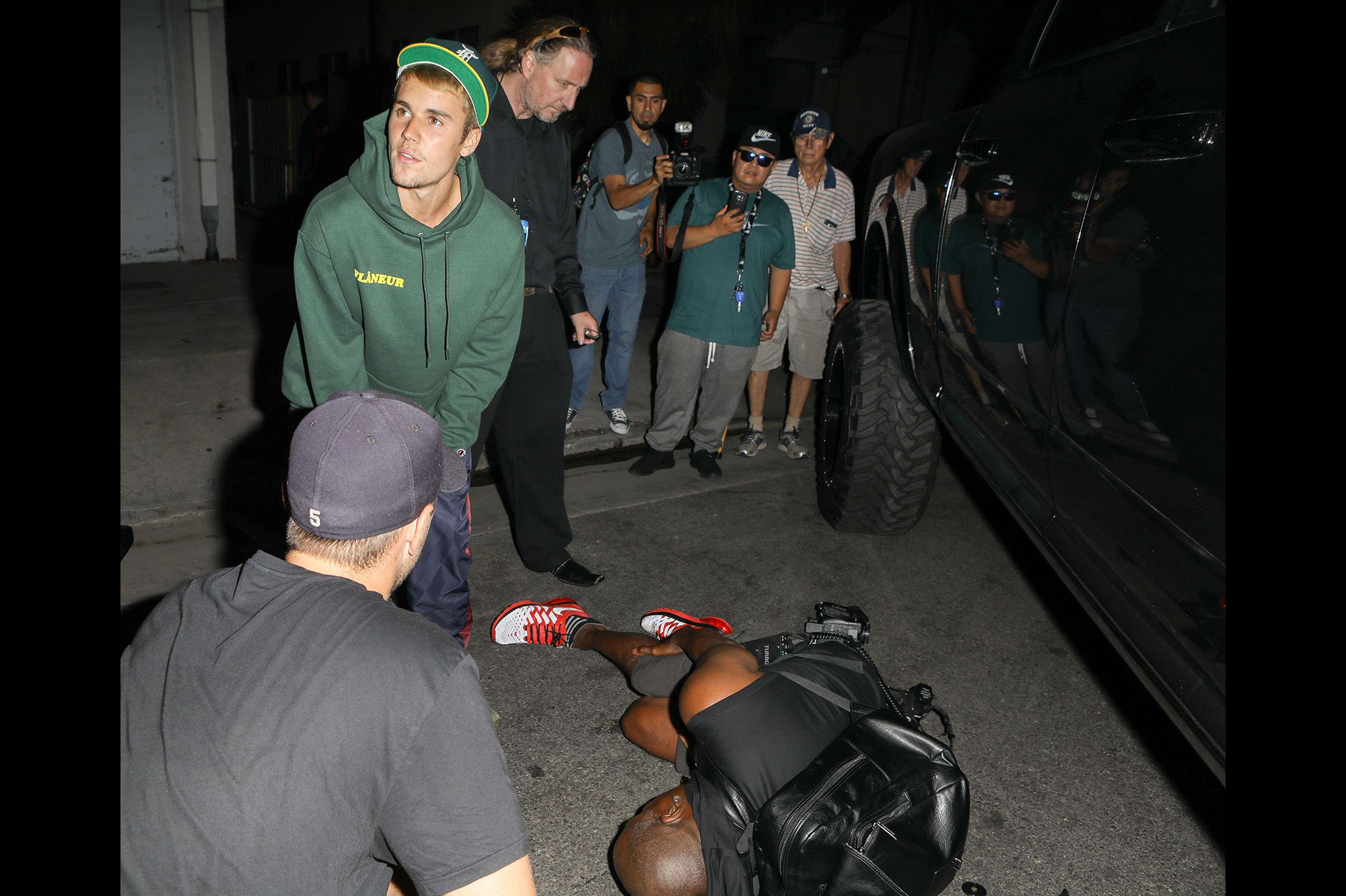 Après la messe, Justin Bieber renverse un paparazzi