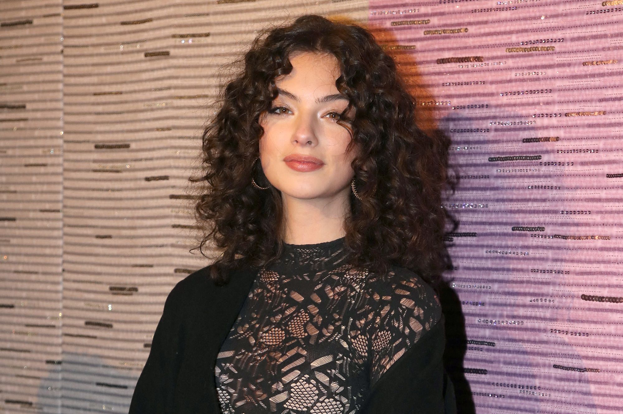 Deva Cassel amoureuse à New York : baisers, hot-dogs... et clin d'oeil ...