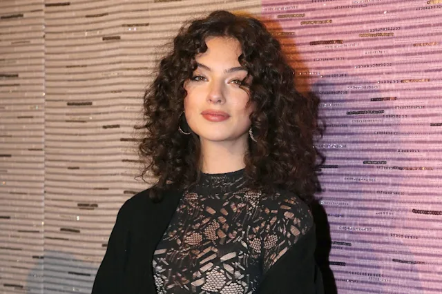 Deva Cass Deva Cassel amoureuse à New York : baisers, hot-dogs... et clin d'oeil ...
