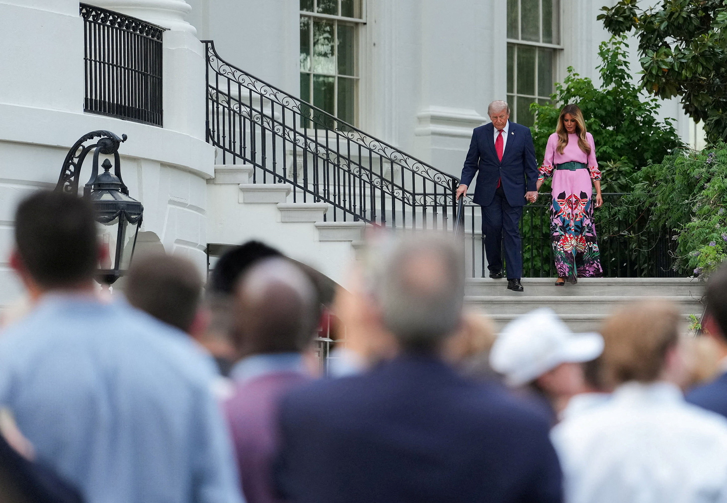 Tout en rose, Melania s’offre un rare moment de complicité avec Donald ...