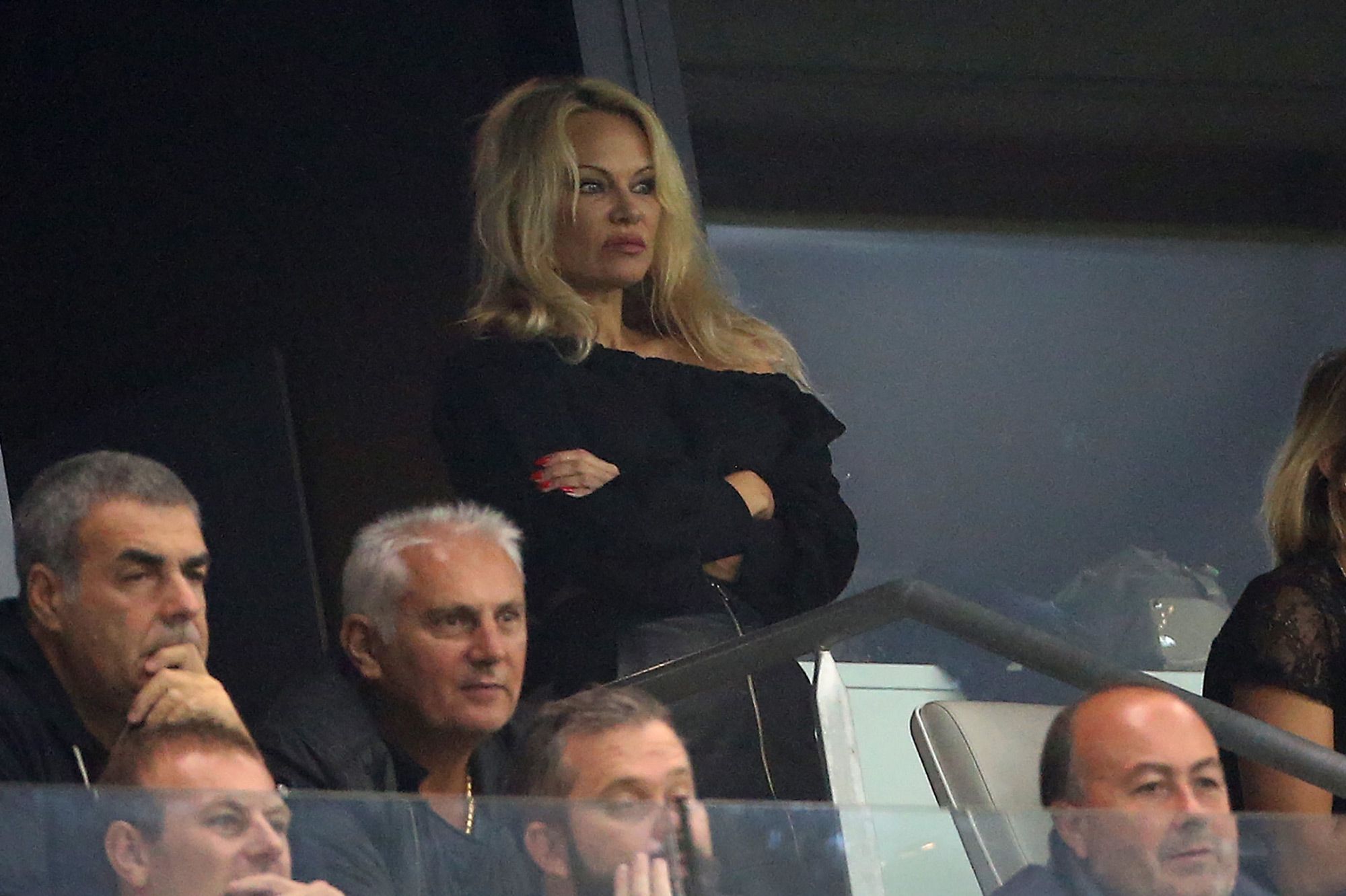 Pamela Anderson encourage Adil Rami depuis les tribunes du Vélodrome