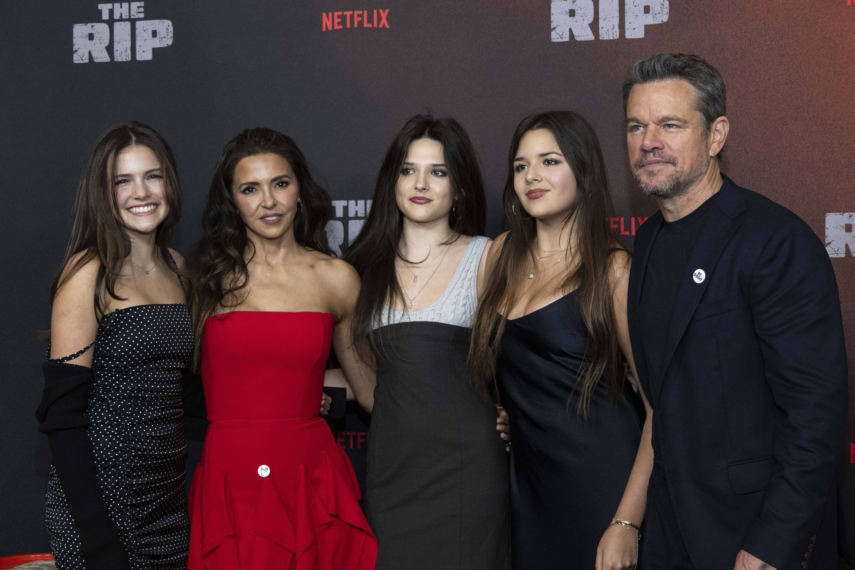 À New York, Matt Damon entouré de sa femme Luciana, ses trois filles ...