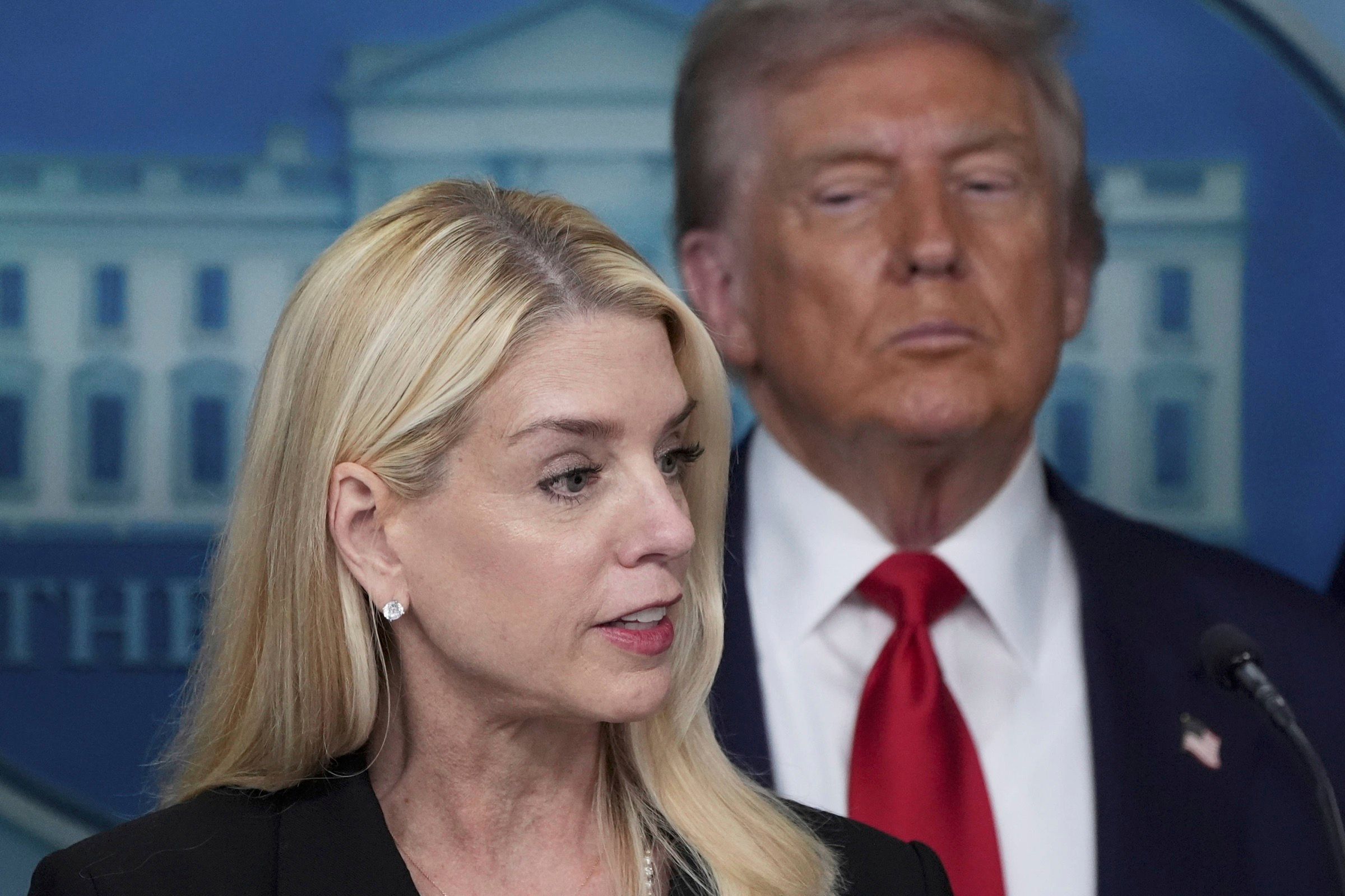 Pam Bondi, le bon soldat de Trump sur le front de l'affaire Epstein
