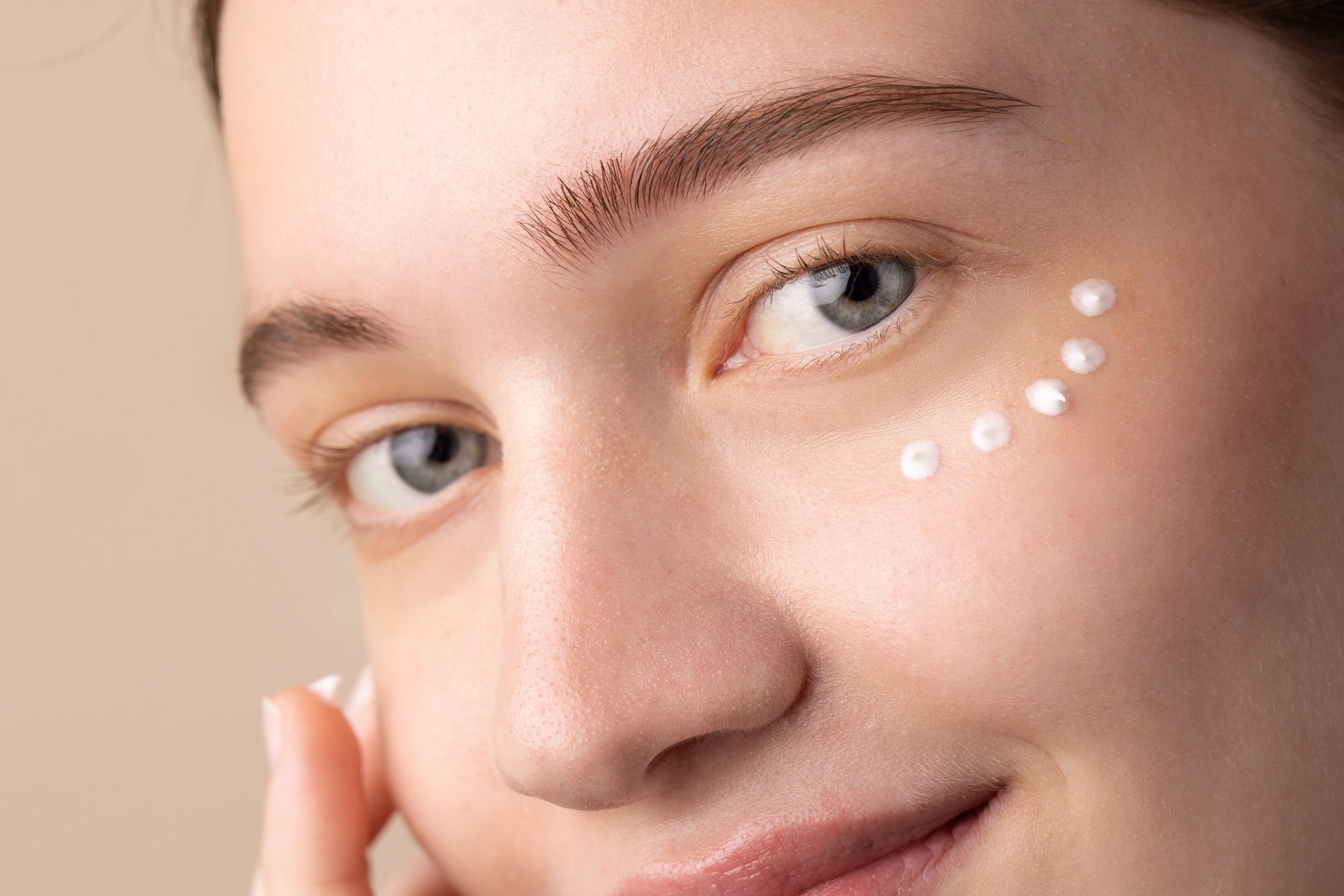 Adieu cernes et poches sous les yeux avec ces crèmes contour des yeux ...