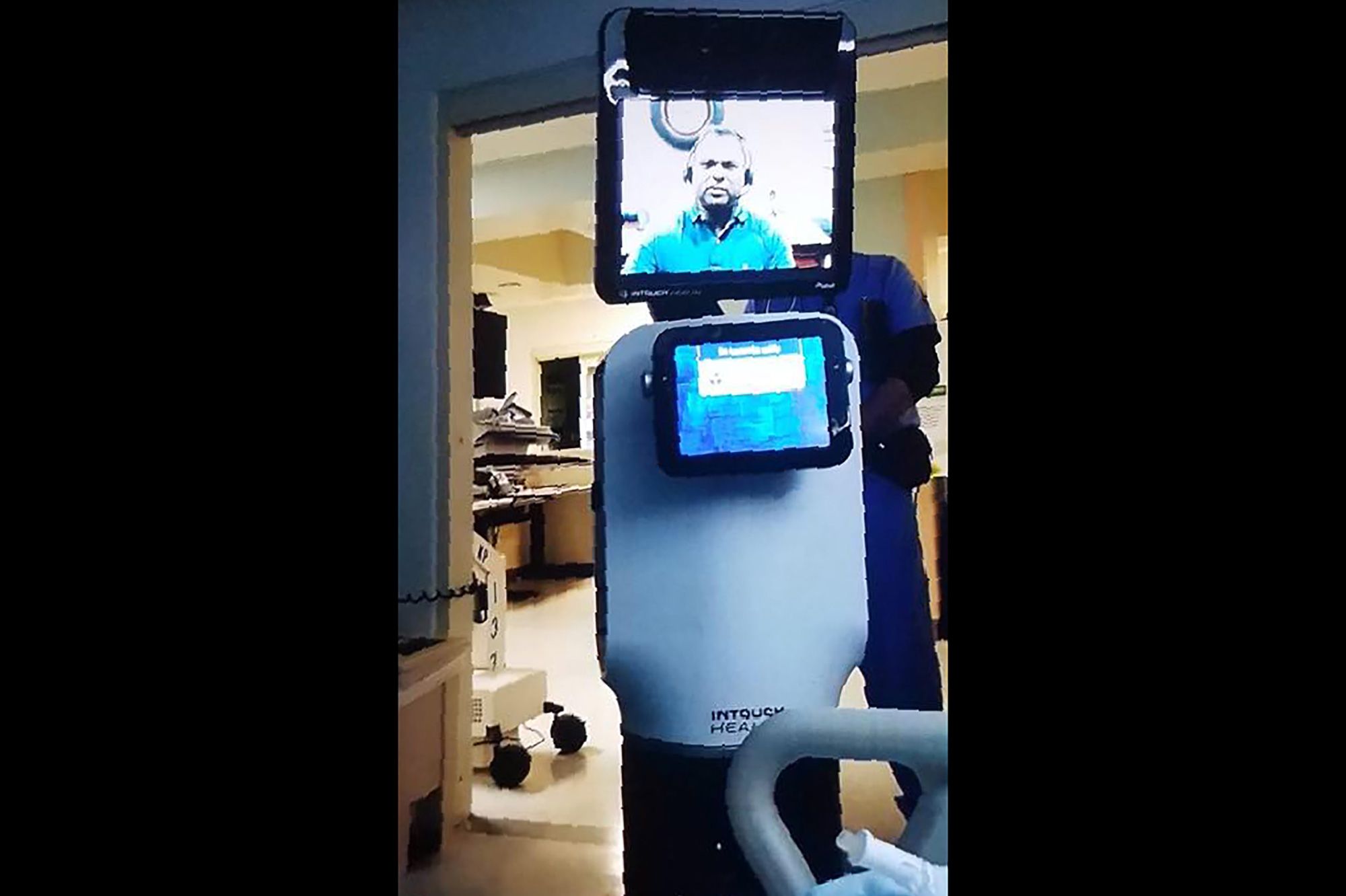 Son médecin lui annonce par visioconférence qu'il va mourir