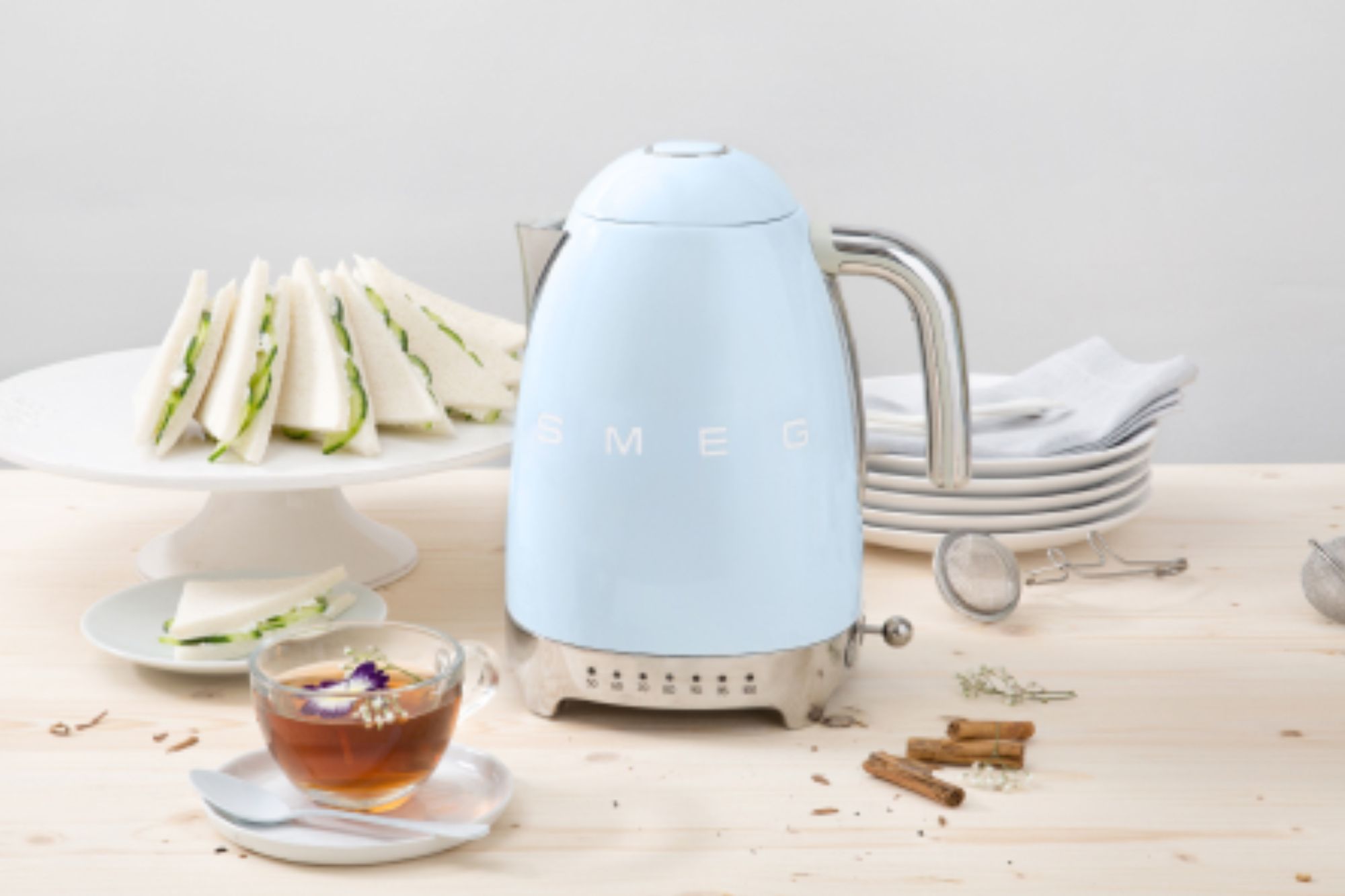 La bouilloire SMEG est le modèle indispensable à avoir dans sa cuisine