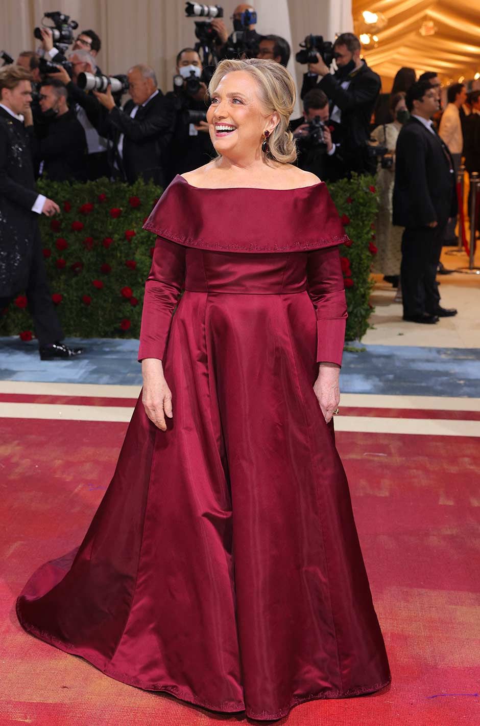 Hillary Clinton, de retour au Gala du Met avec une robe forte en symbole