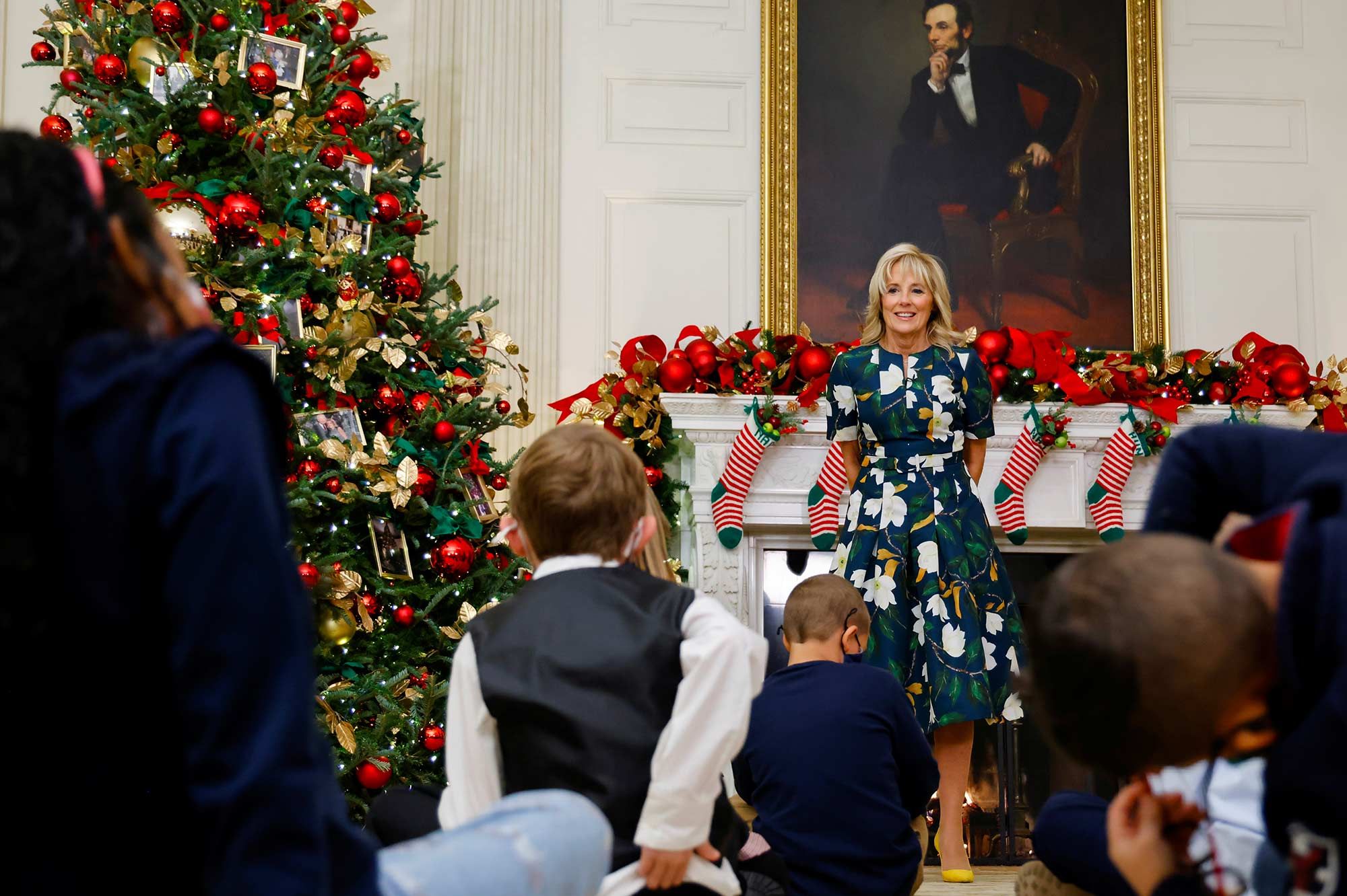 Jill Biden accueille des enfants pour lancer la saison de Noël