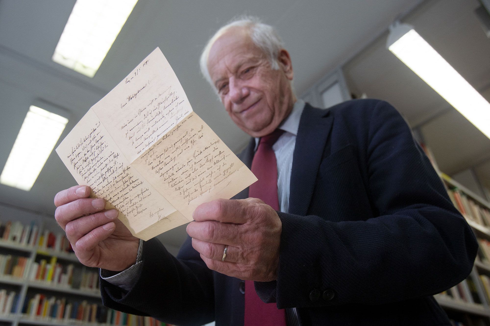 Des courriers du père d'Hitler découverts dans un grenier autrichien