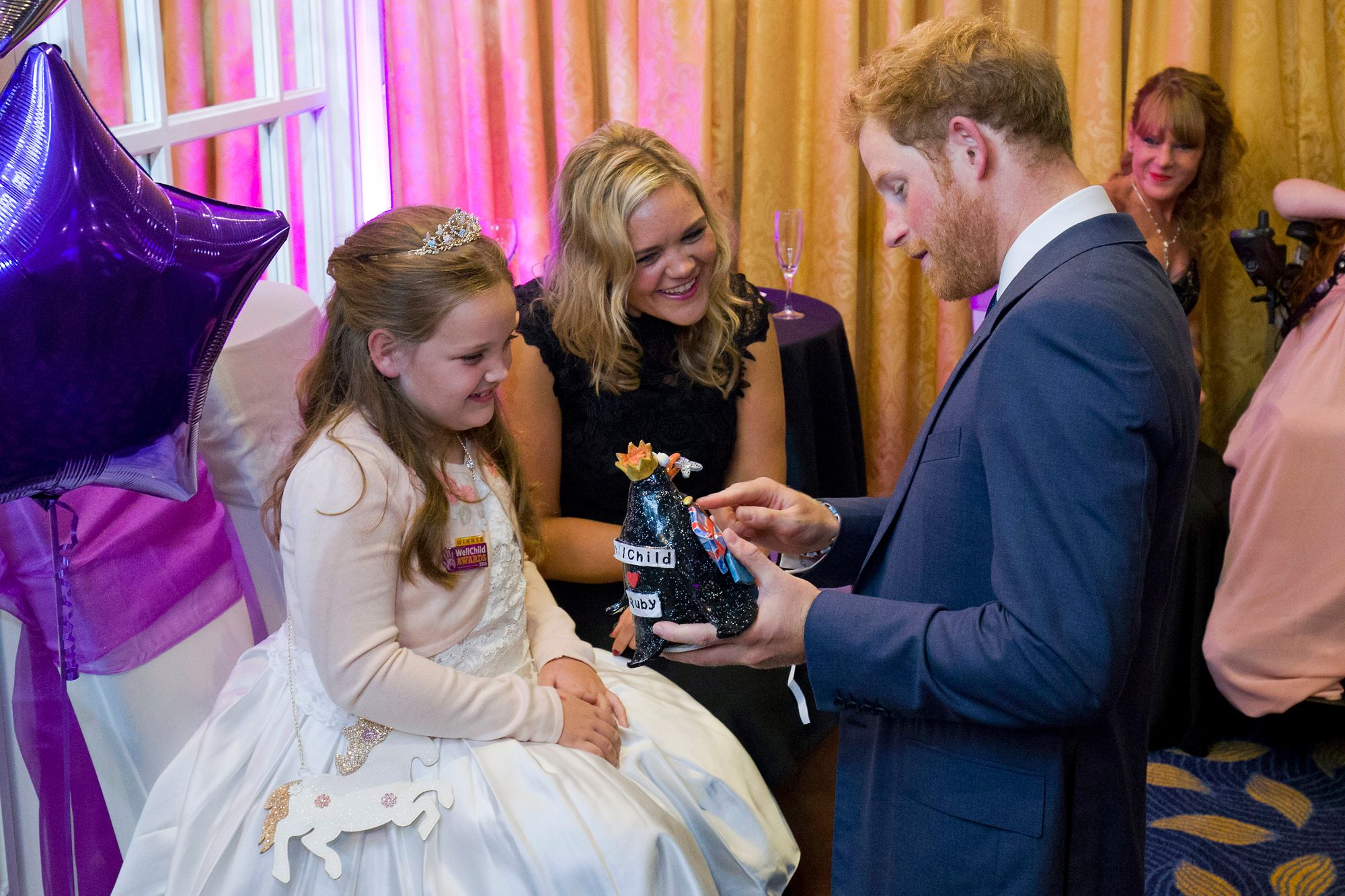 Prince Harry en photos - Le cadeau d’une petite princesse au prince ...
