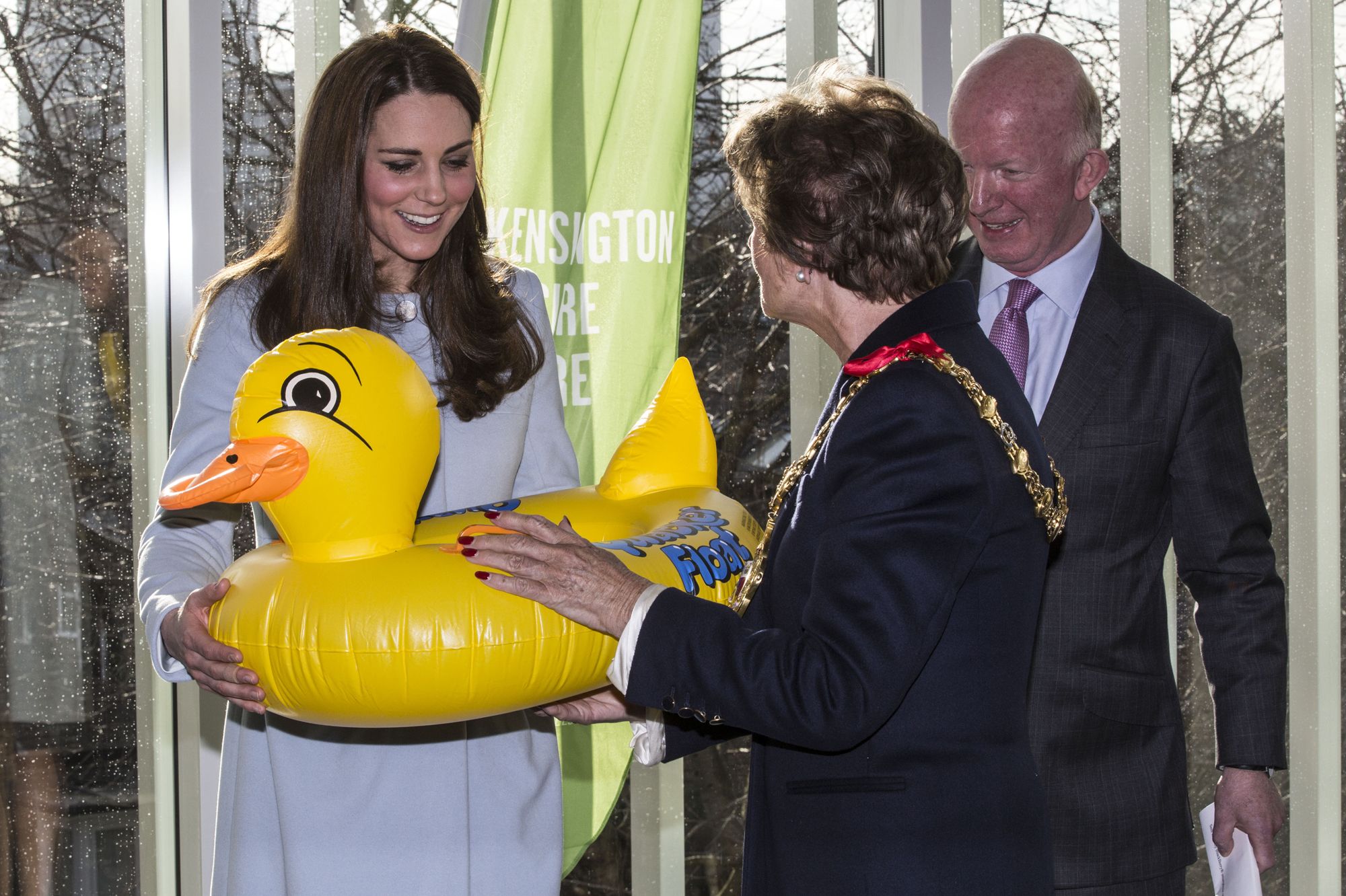Cadeaux offerts à la famille royale britannique - Le prince George et ...
