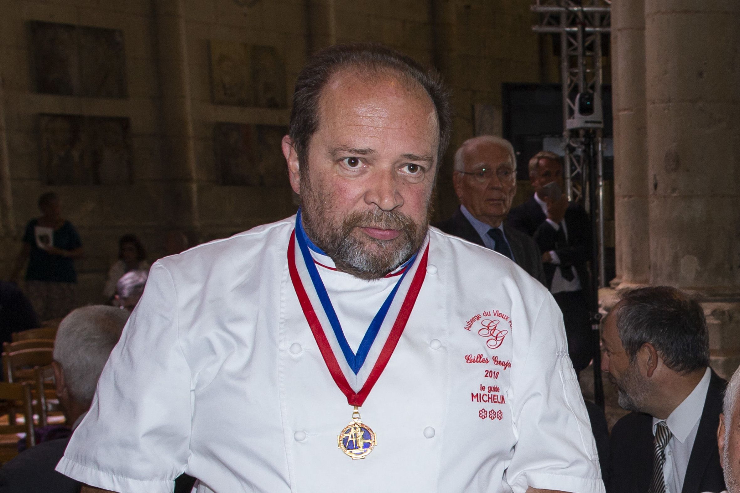 Le chef Gilles Goujon en larmes après avoir fui son restaurant menacé ...