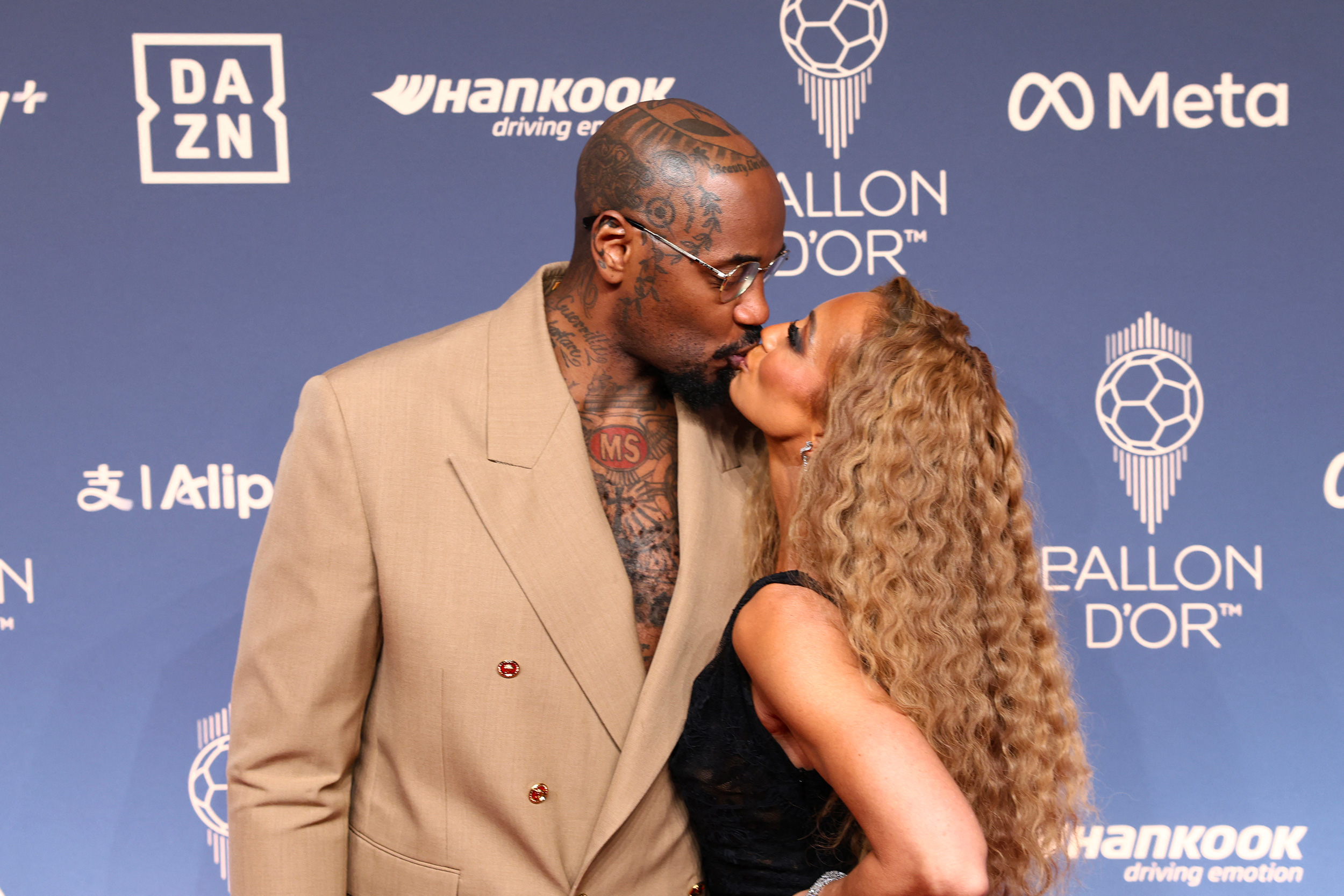 La présentatrice Kate Scott et son mari Malik Scott posent à leur arrivée pour assister à la cérémonie de remise du Ballon d’or France Football 2026 au Palladium Theatre à Londres, le 26 octobre 2026.