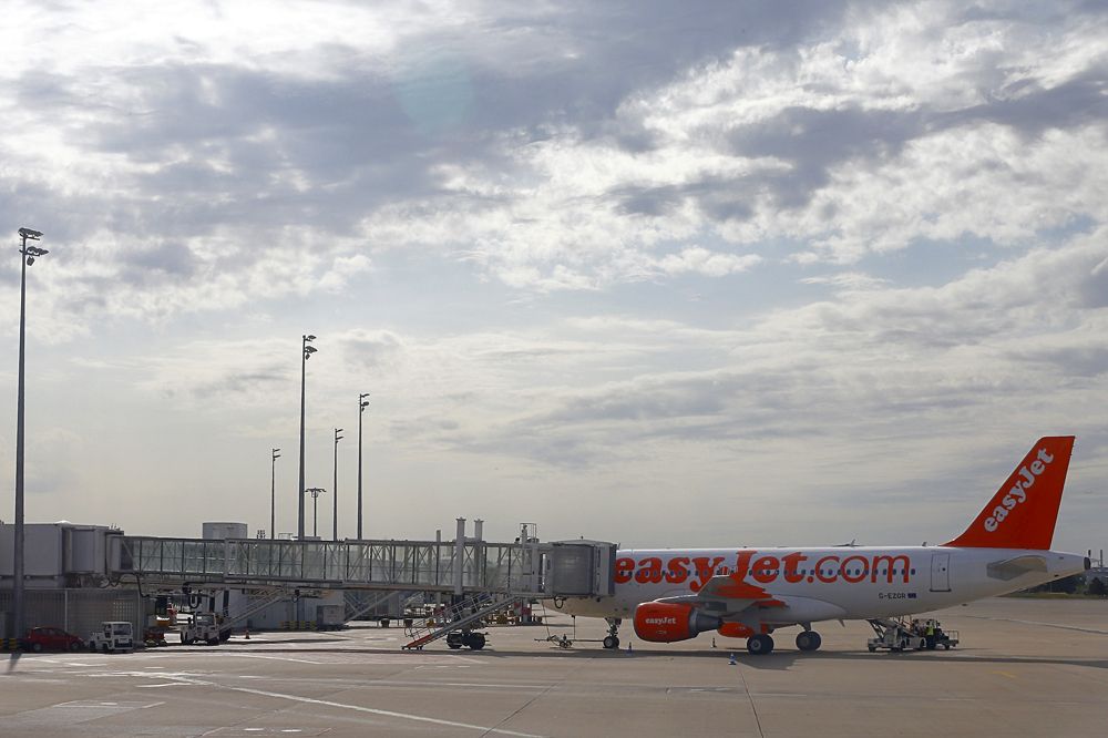 Des tags en arabe sur des avions Easyjet et Vueling - A Roissy et Lyon
