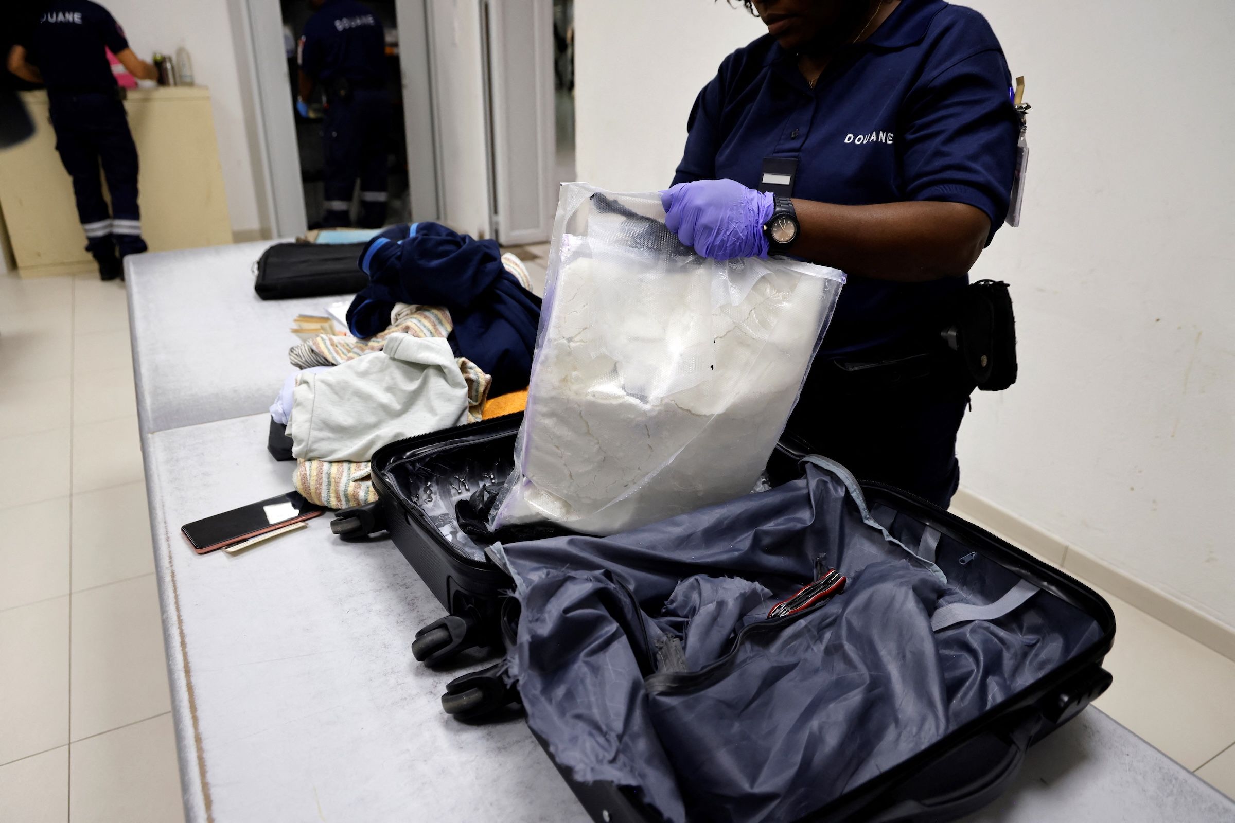 « Un tsunami blanc » : 47 tonnes de cocaïne saisies en 2024 en France ...