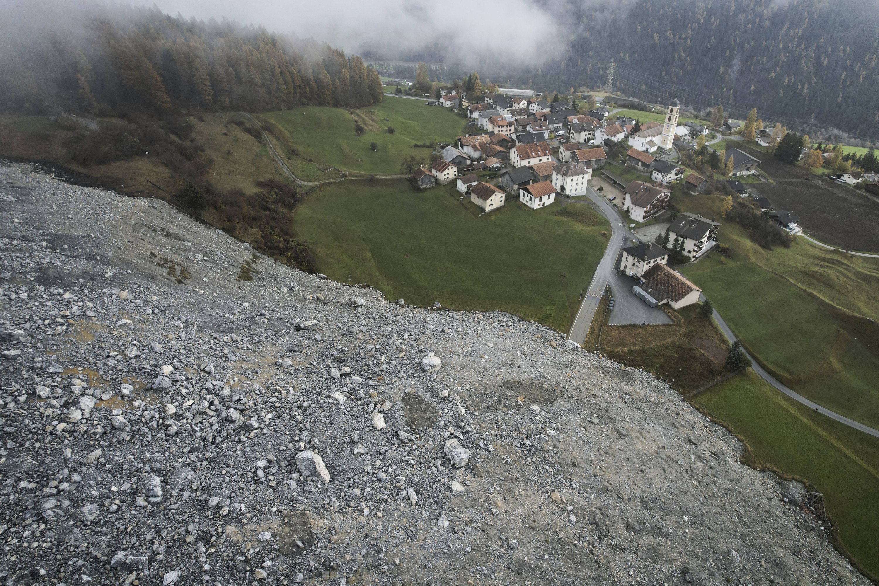 Suisse : le village de Brienz bouclé face à un risque imminent d'éboulement