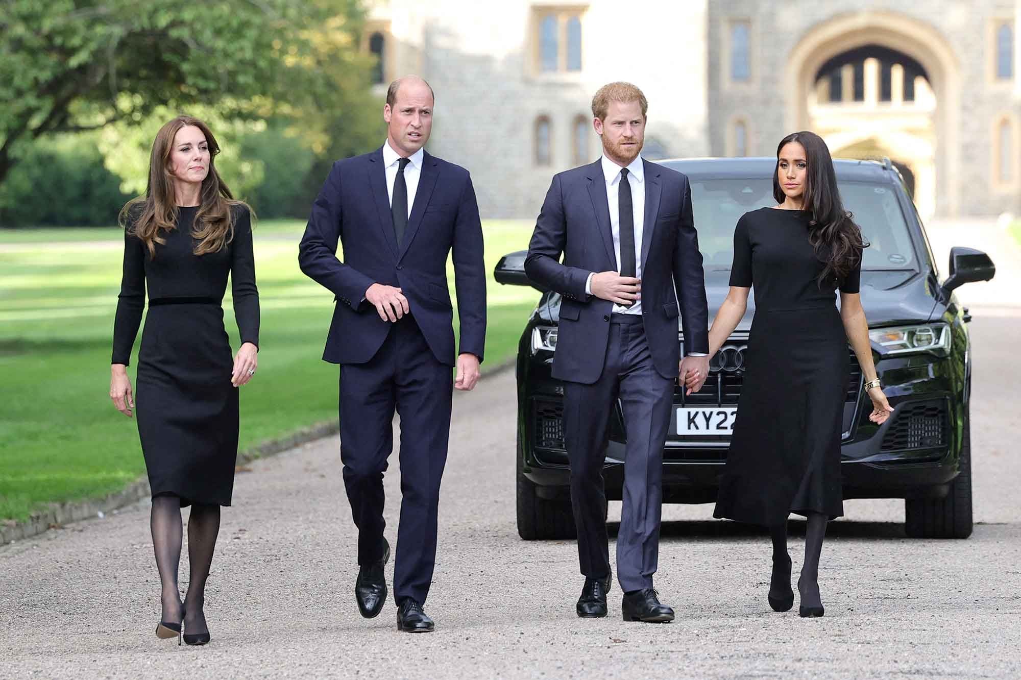 L'apparition surprise de William et Harry et leurs épouses fait la une ...