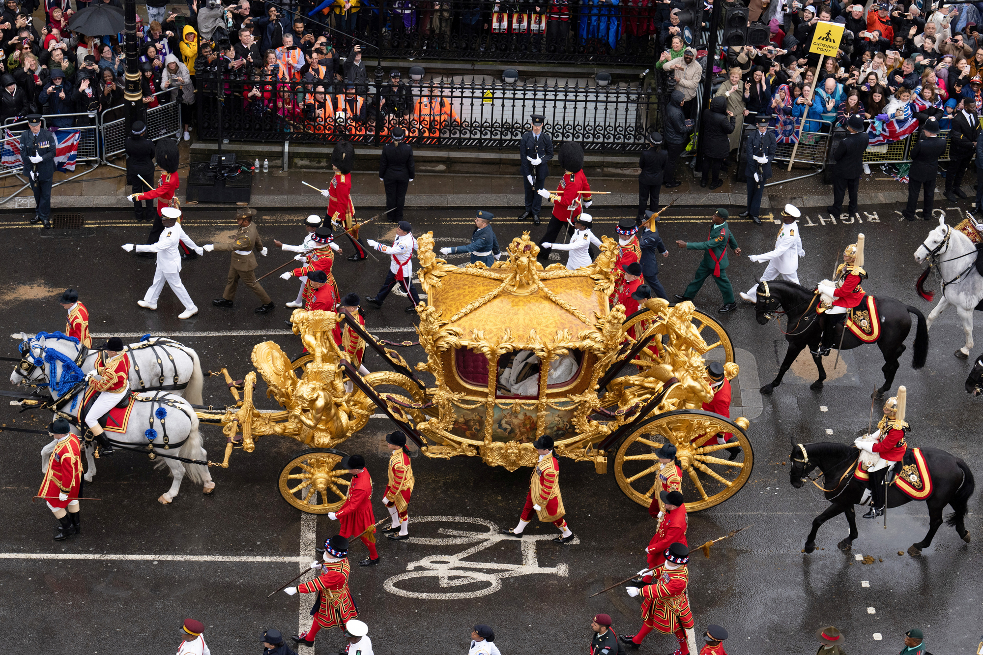 Le Gold State Coach, le plus beau carrosse de Charles III vieux de 260 ...