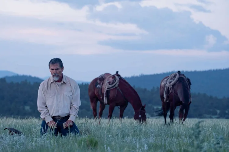 Cow Girl Royle High Josh Brolin : «Le mélange des genres d’“Outer Range” m’a séduit»