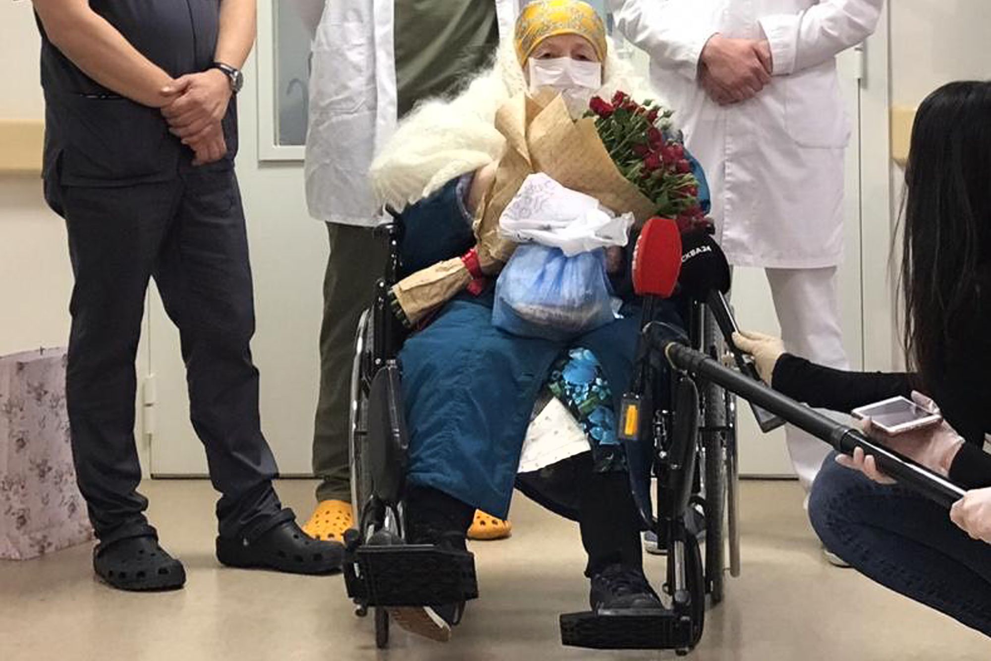 Une Russe fête son centième anniversaire en sortant de l'hôpital ...