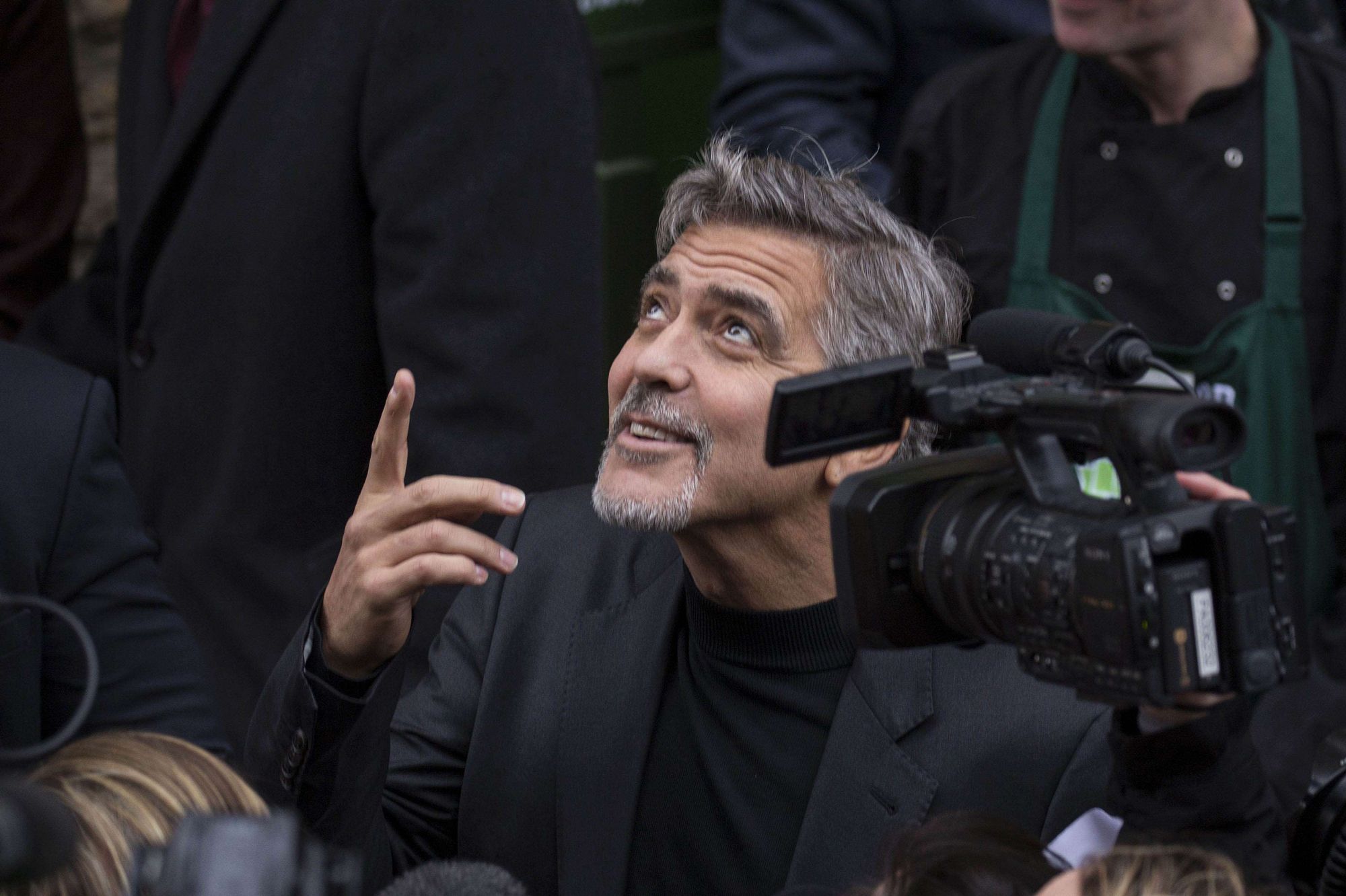 George Clooney visite un café pour les sans-abri - À Edimbourg