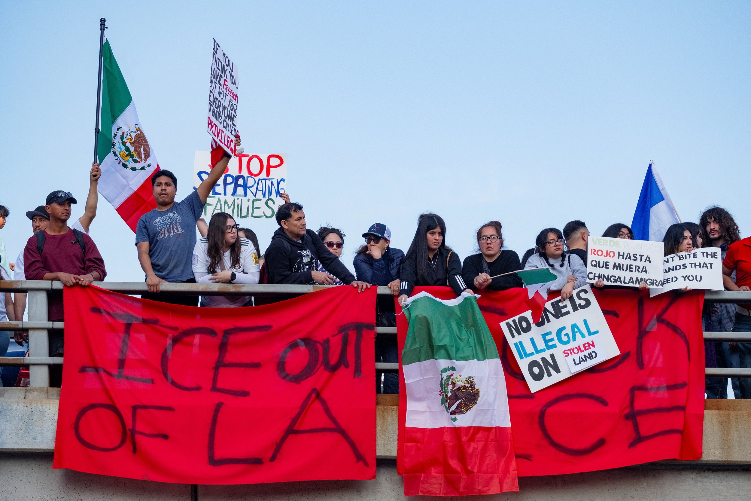 Des milliers de manifestants réunis à Los Angeles pour dénoncer la ...