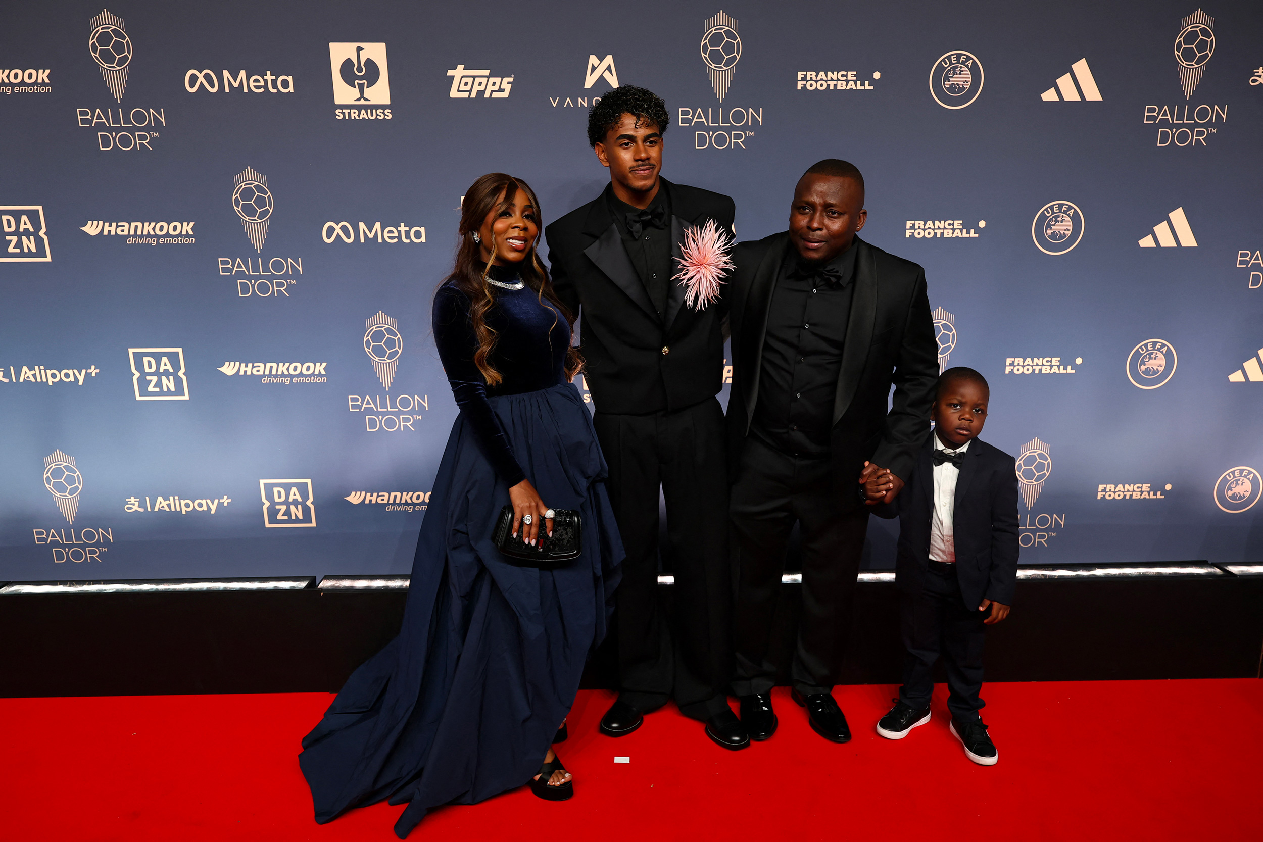 Lamine Yamal et sa famille posent à leur arrivée pour assister à la cérémonie de remise du Ballon d’or France Football 2026 au Palladium Theatre à Londres, le 26 octobre 2026.