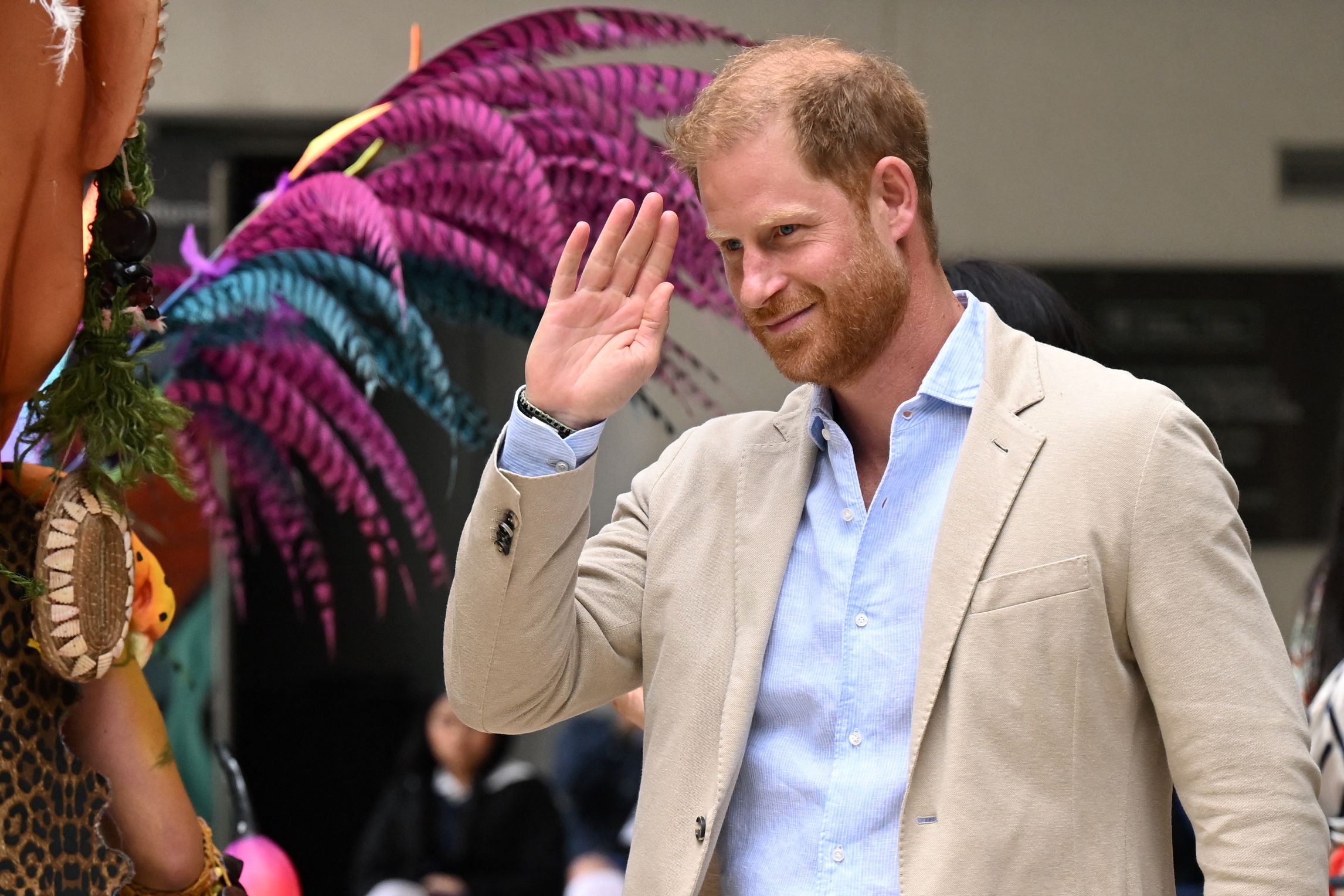 En Californie, le prince Harry dévoile ses talents de surfeur en vidéo