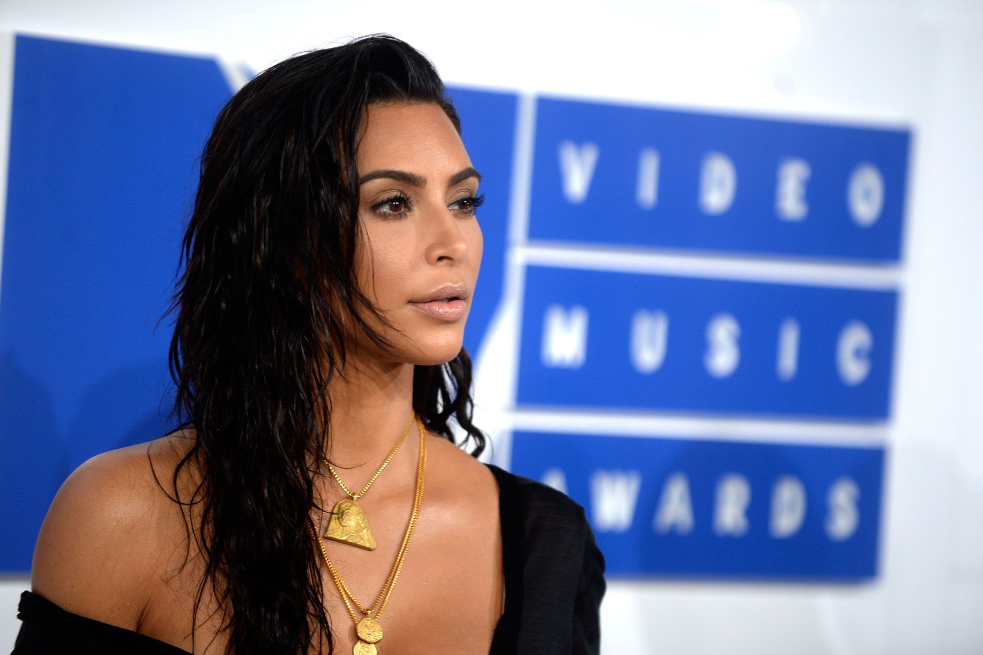 Quand Kim Kardashian se fait maquiller l'entrejambe