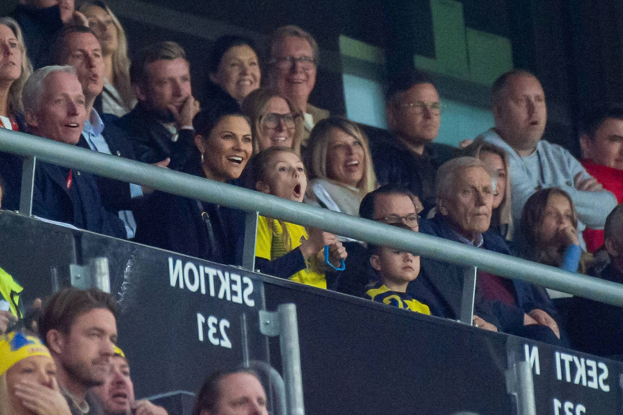 La princesse Estelle de Suède, surexcitée dans les tribunes du Friends ...