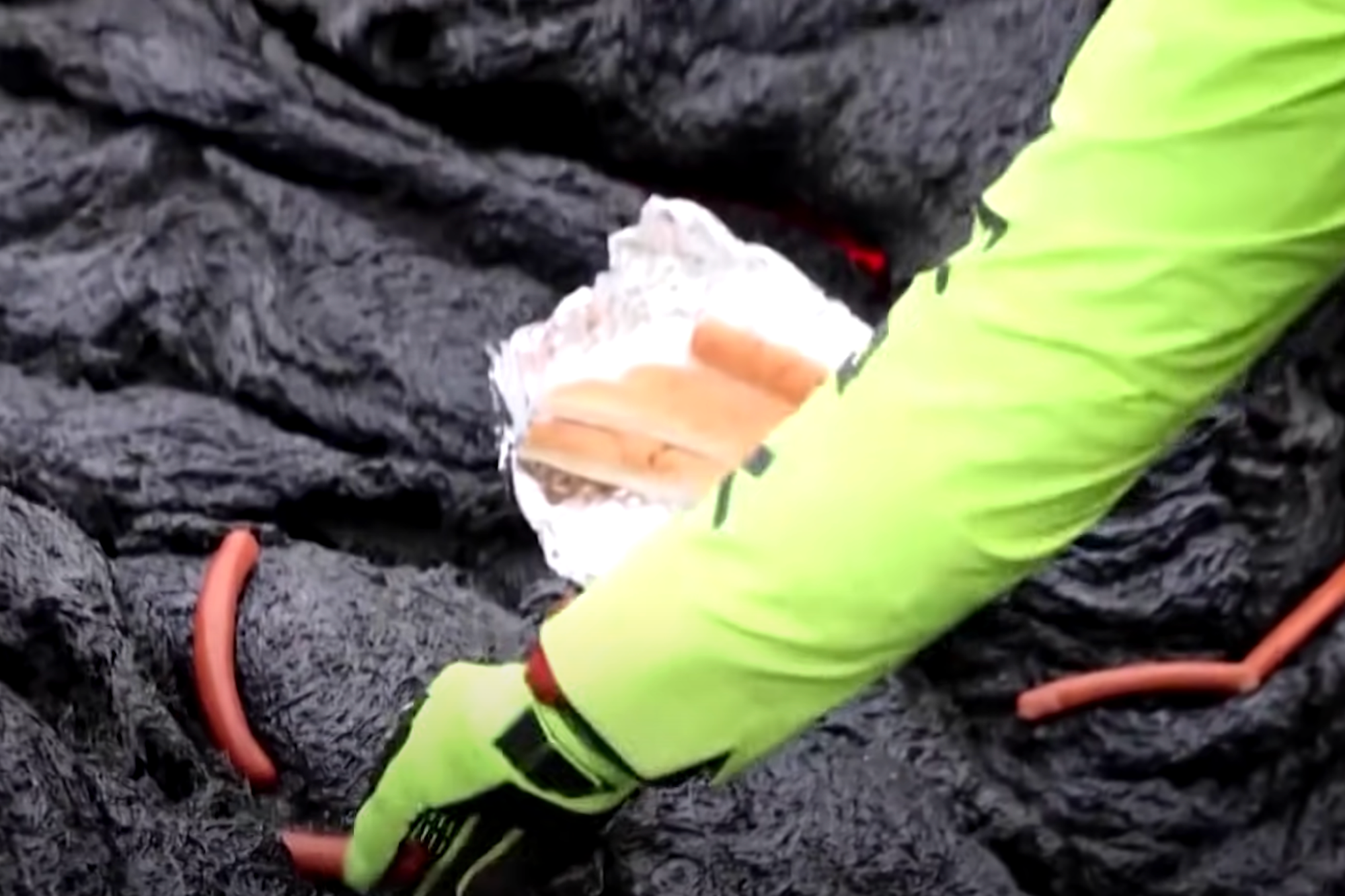 Des scientifiques font cuire des saucisses sur la lave d'un volcan en ...