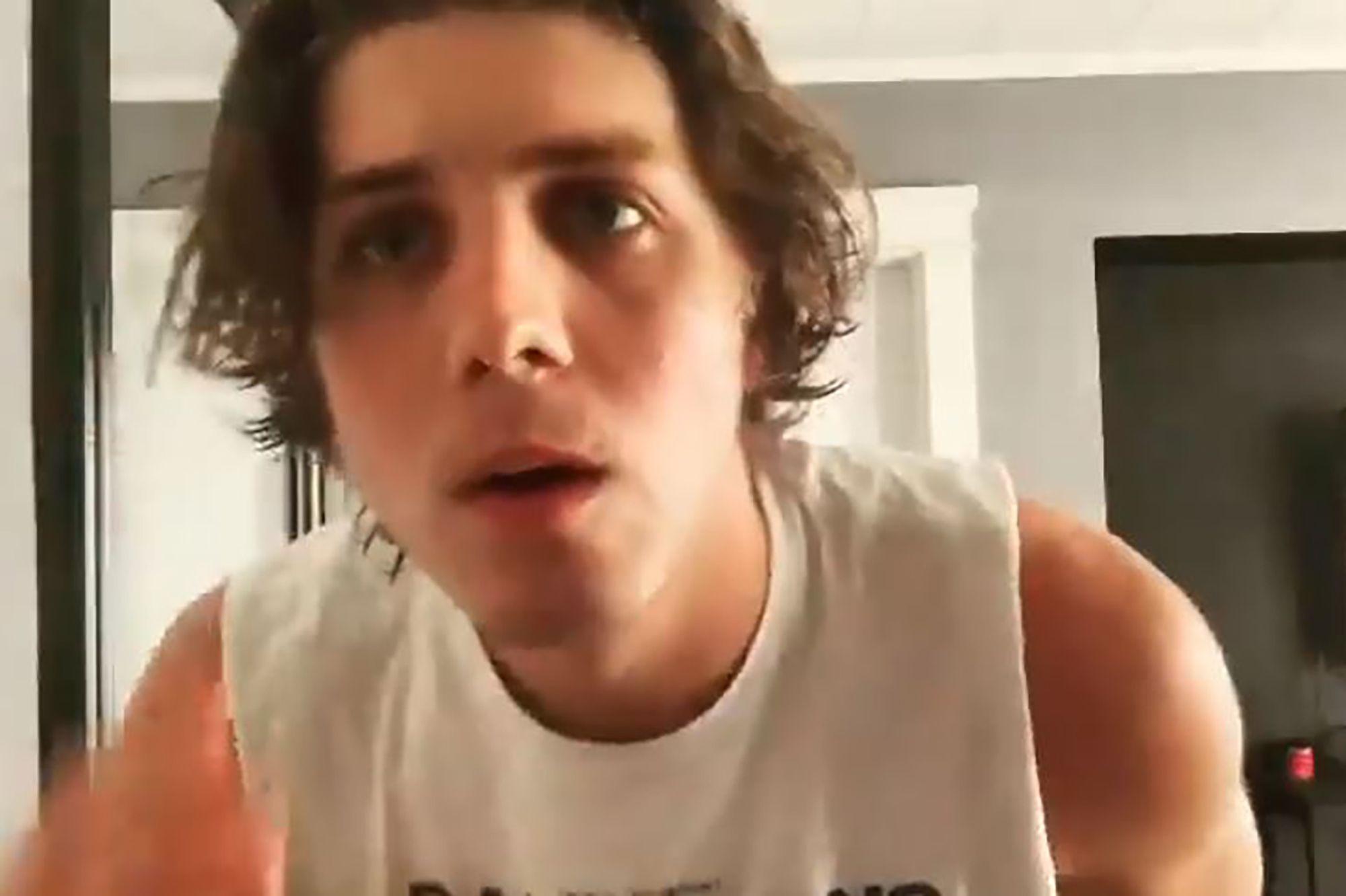 Auditionné sur Zoom, un acteur se fait insulter par un réalisateur qui ...