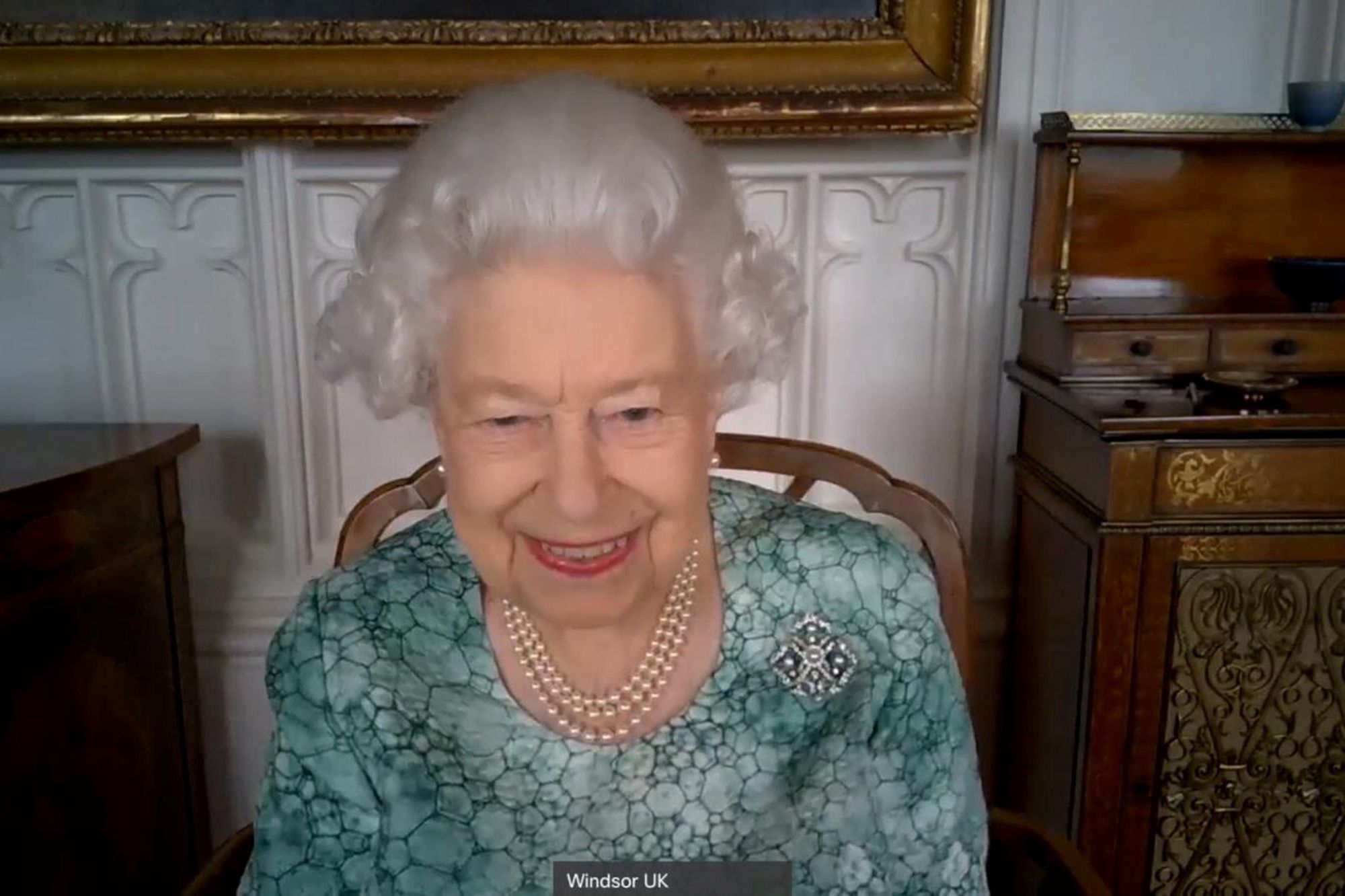 La reine Elizabeth II, fort enjouée lors de sa première apparition ...