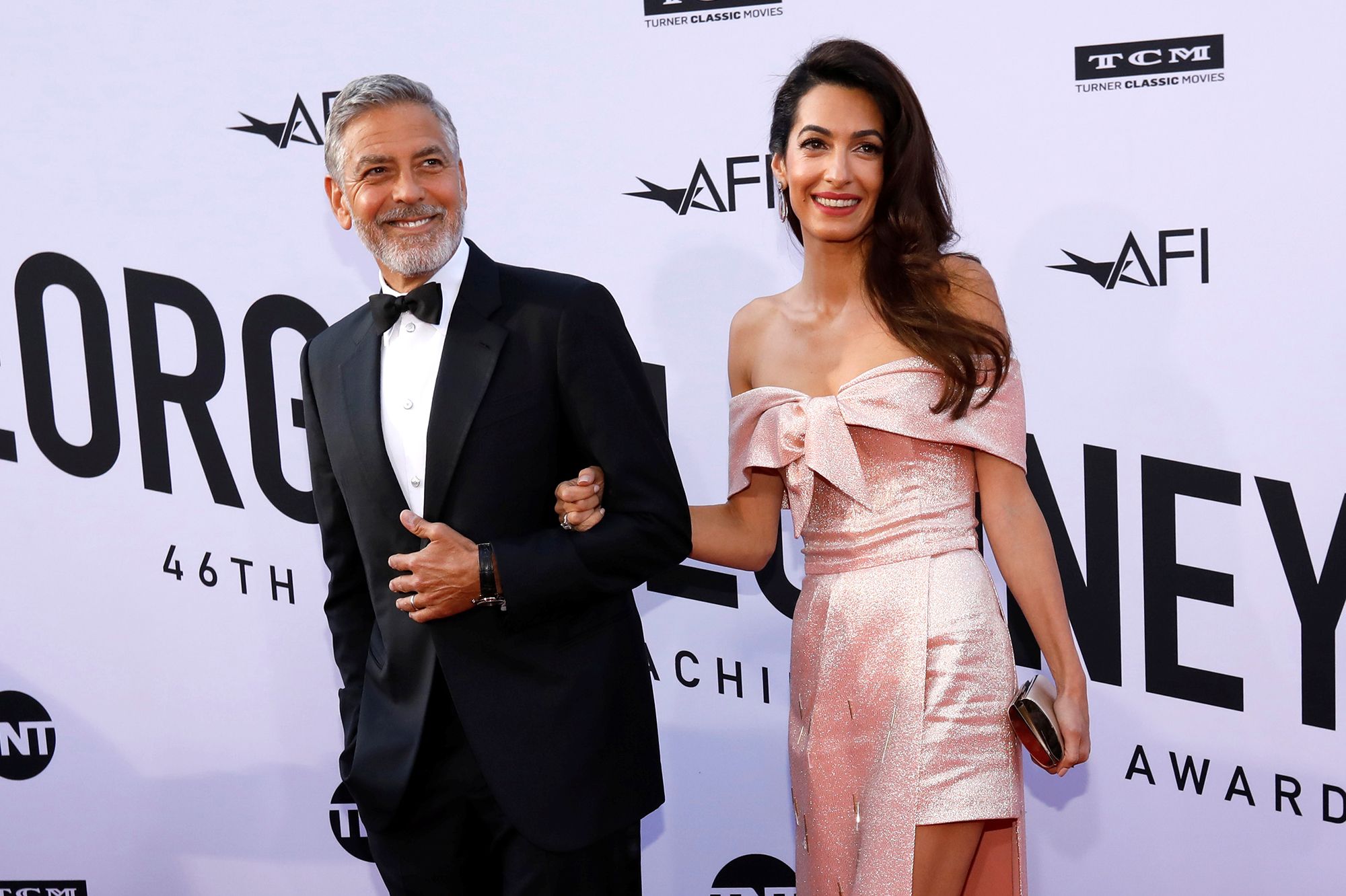 George Clooney admet que son épouse Amal l'a interdit de moto